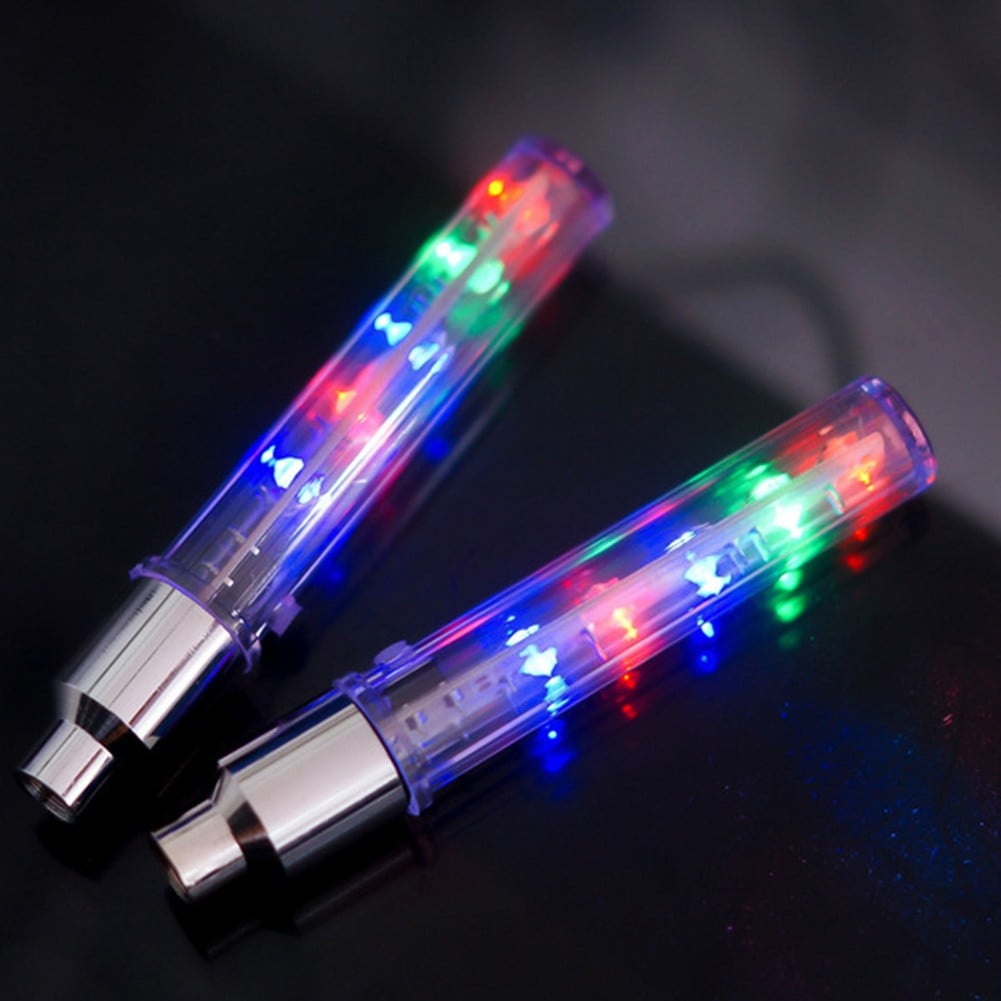 Zwei transparente Leuchtstäbe mit farbigen LEDs (rot, grün, blau). Silberne Metallenden. Schwarzer glänzender Hintergrund.