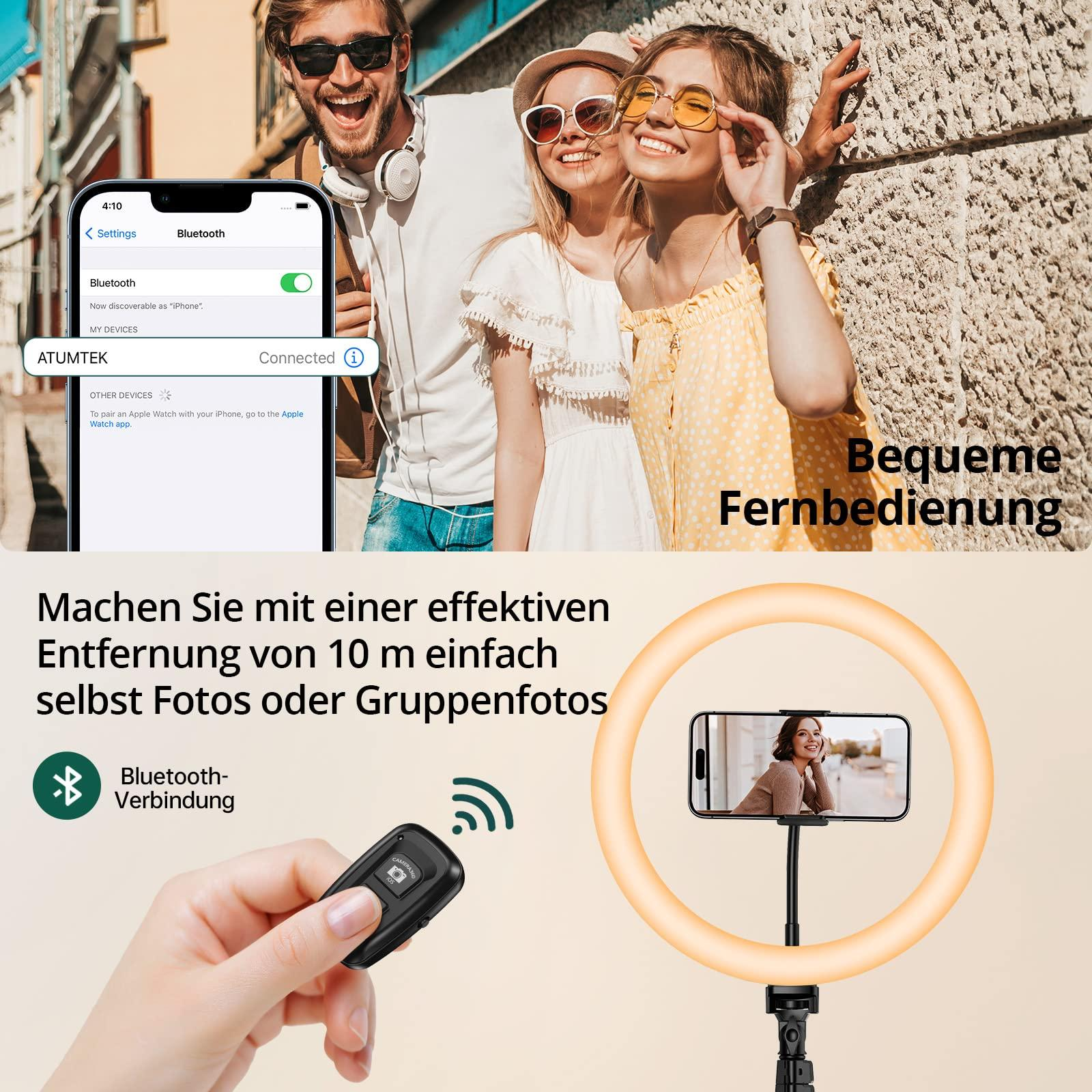 Drei lächelnde Personen in der Nähe einer Wand. Ein Telefon zeigt Bluetooth-Einstellungen. Ein Ringlicht und eine Fernbedienung sind ebenfalls vorhanden.