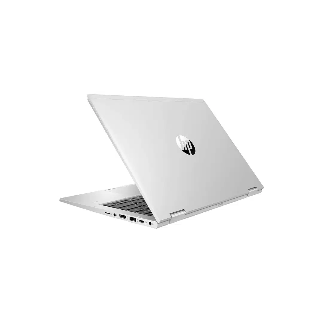 Ein silberner HP-Laptop ist geöffnet und zeigt die Tastatur und das HP-Logo auf dem Deckel. Der Hintergrund ist weiß.