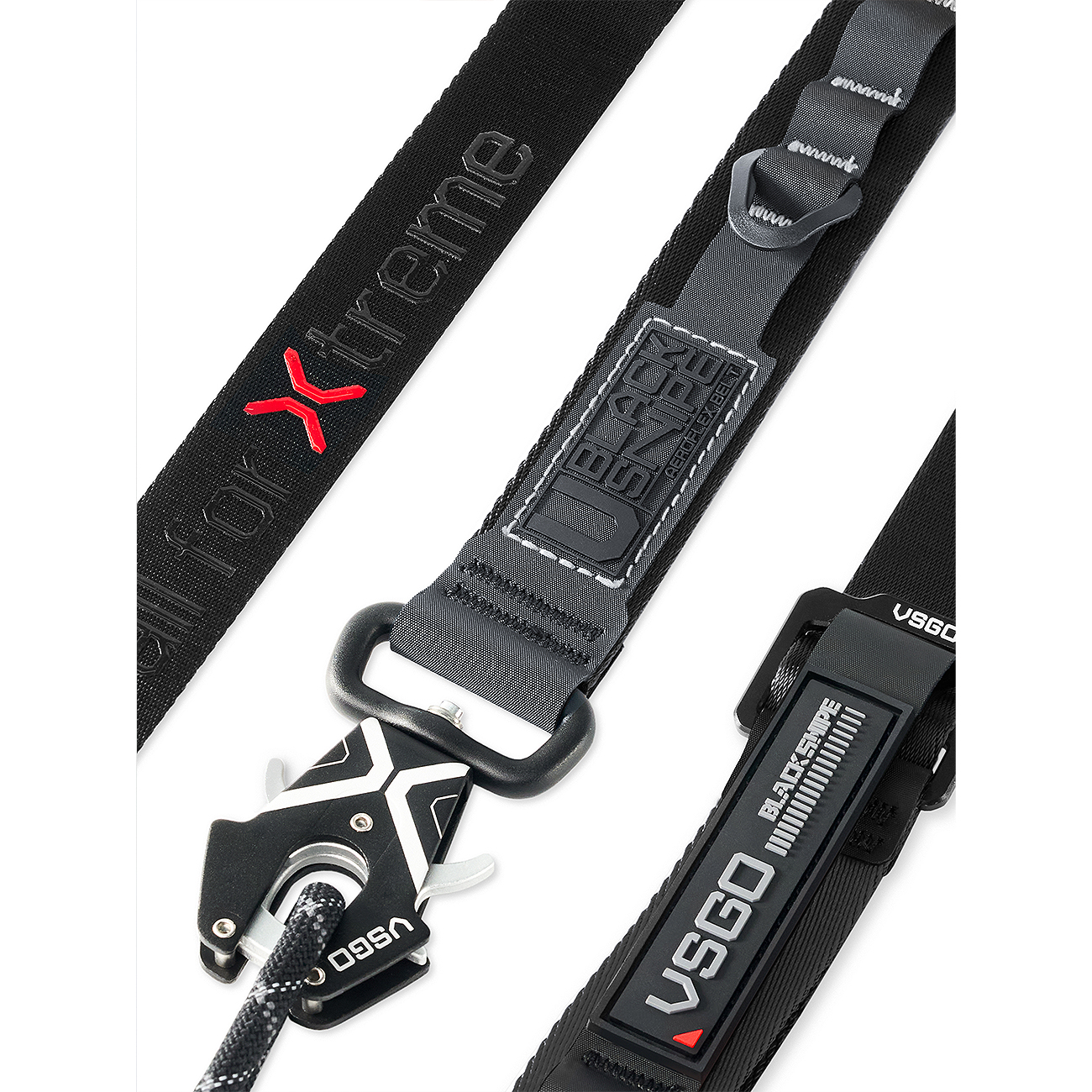 Nahaufnahme eines schwarzen Gurtes mit weißen Nähten, Metallverschluss und der Marke 'VSGO'. Ein rotes 'X' und das Wort 'Xtreme' sind darauf zu sehen.