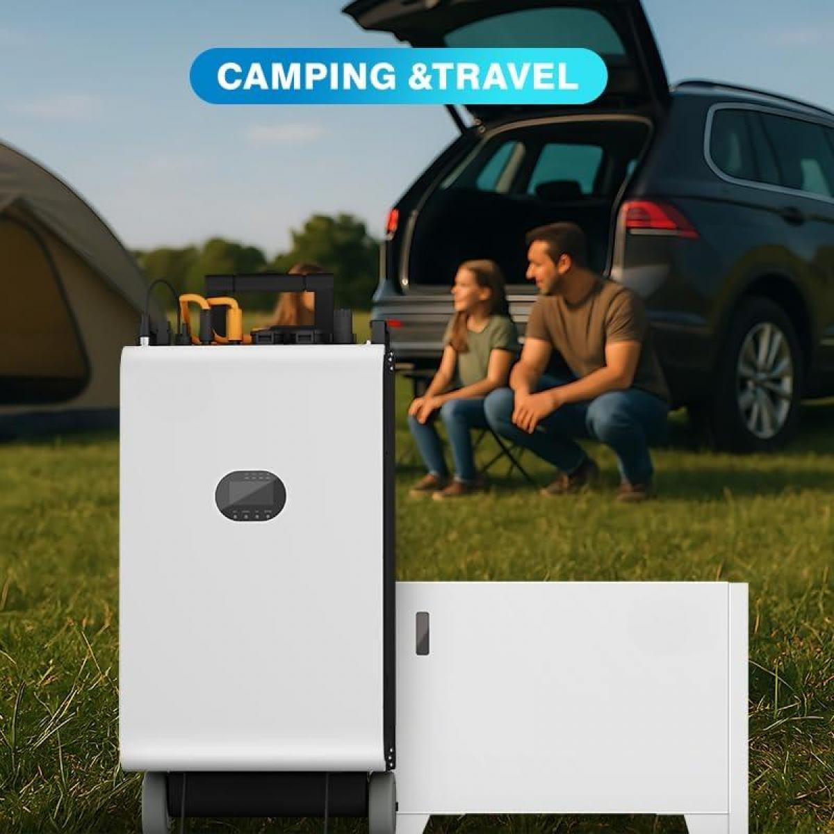 Eine Camping-Szene mit einer weißen Powerstation. Ein Mann und ein Mädchen sitzen in der Nähe eines Autos. Ein Zelt ist im Hintergrund.