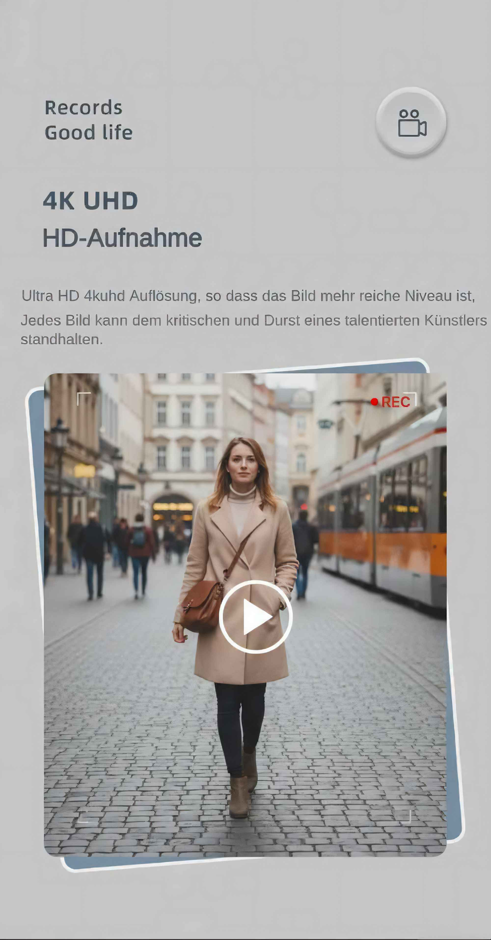 Eine Frau geht auf einer Kopfsteinpflasterstraße. Auf dem Bild ist eine Wiedergabetaste überlagert. Eine Straßenbahn und Menschen sind im Hintergrund zu sehen.