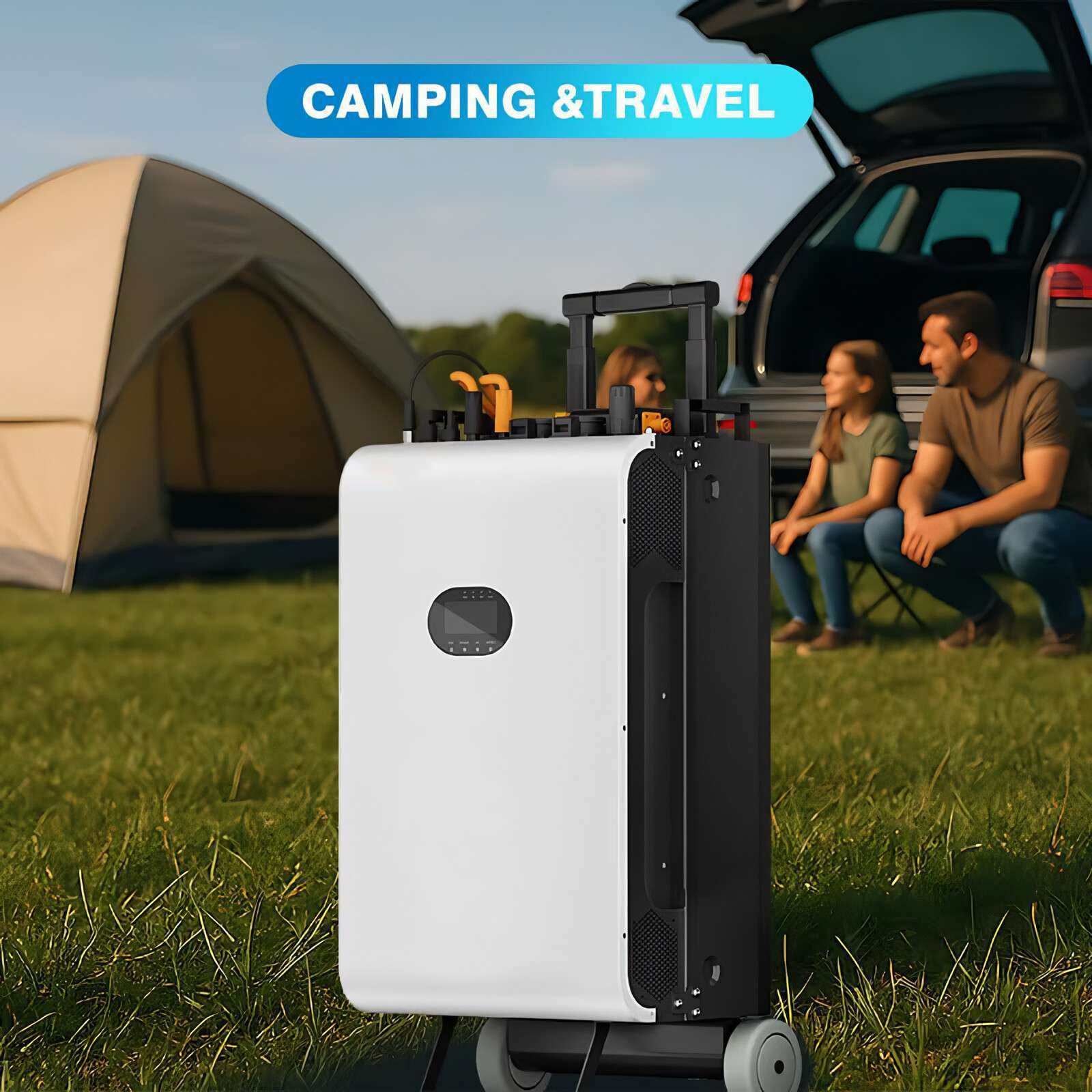 Eine Camping-Szene mit einem Stromgenerator im Vordergrund. Familie sitzt in der Nähe eines Autos. Ein Zelt ist im Hintergrund.