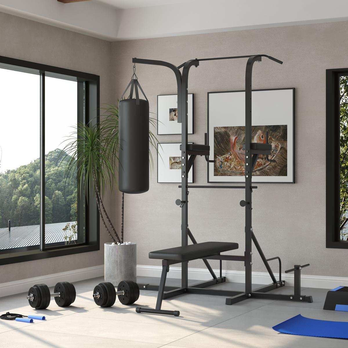 Fitnessstudio mit Klimmzugstange, Bank, Boxsack, Hanteln und Pflanzen. Hintergrund: Fenster mit Aussicht und Kunstwerken.