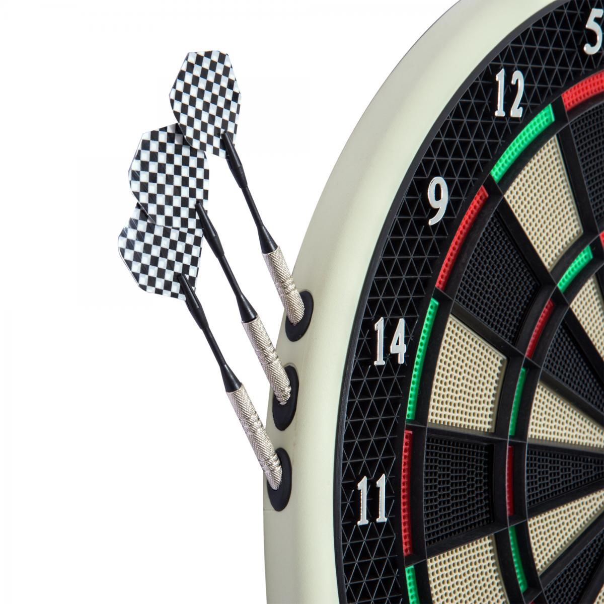 Drei Darts mit karierten Flügen stecken in einer Dartscheibe. Das Board zeigt Zahlen und farbige Abschnitte. Weißer Hintergrund.