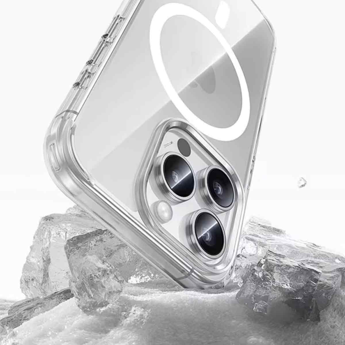Transparente Handyhülle mit Kameralinsen, die auf Eisblöcken liegen. Die Hülle hat einen weißen Kreis auf der Rückseite. Weißer Hintergrund.