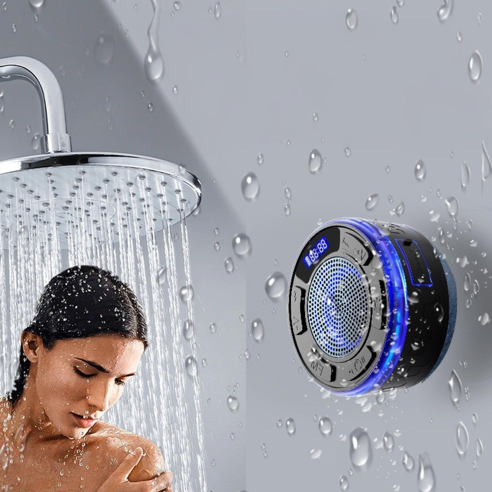 Frau unter der Dusche, Wassertropfen, ein Duschlautsprecher mit Digitalanzeige und Duschkopf.