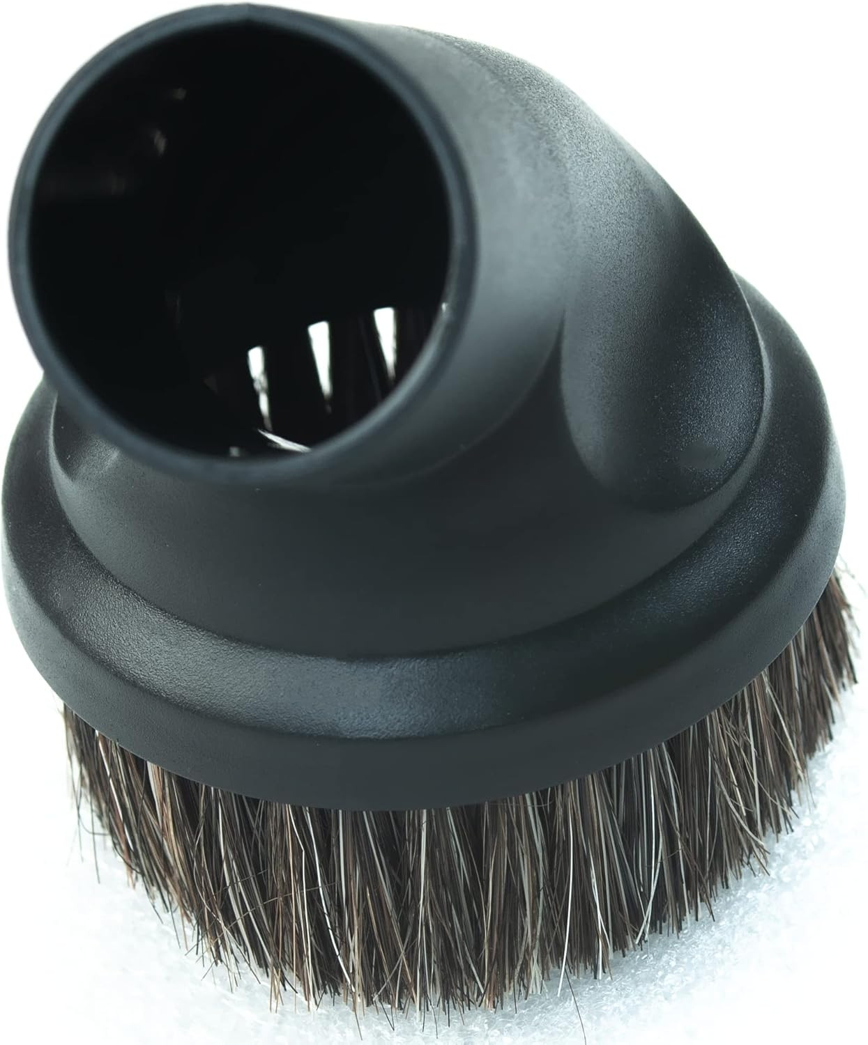 Ein schwarzer Staubsauger-Bürstenkopf. Er hat eine runde Bürste mit braunen Borsten und eine gebogene Düse oben.