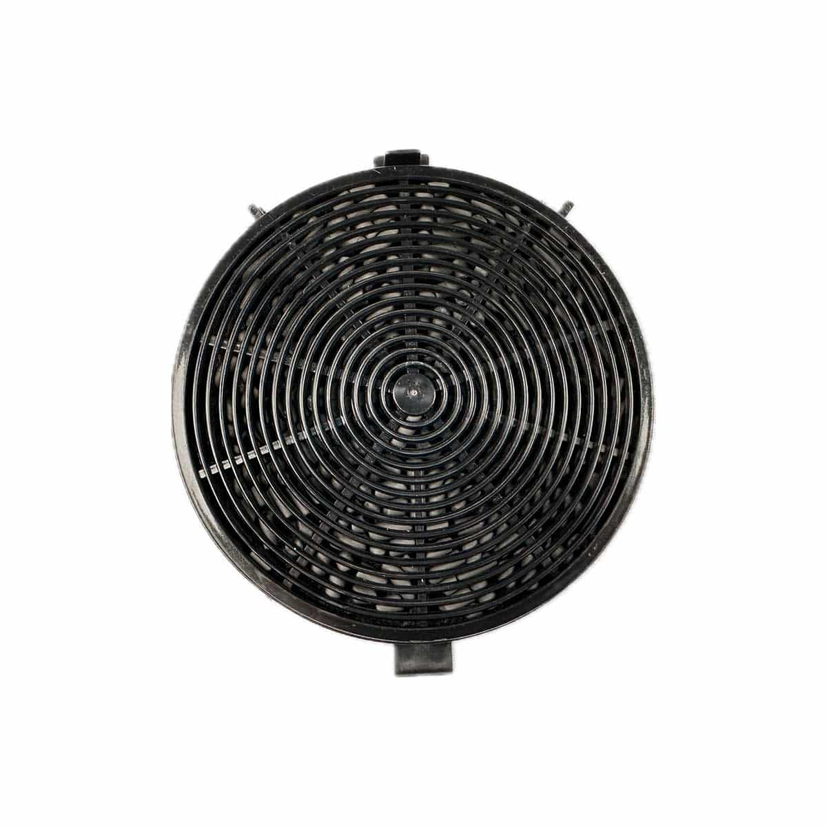 Ein kreisförmiger schwarzer Metallluftfilter mit konzentrischen Ringen. Der Hintergrund ist schlicht weiß.