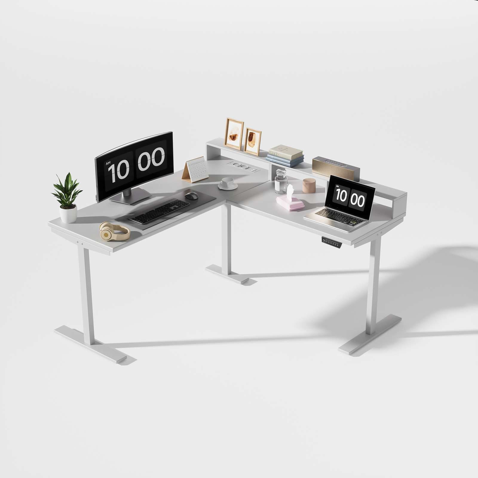 Ein L-förmiger weißer Schreibtisch mit zwei Monitoren, die 10:00 Uhr anzeigen, einem Laptop und verschiedenen Schreibtischaccessoires.
