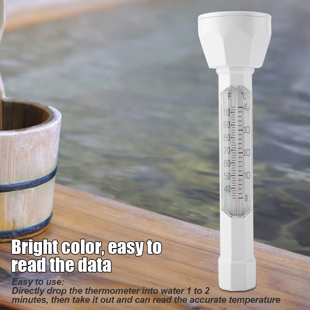 Ein weißes Poolthermometer schwimmt im Wasser. Links steht ein Holzeimer. Text: helle Farbe, leicht zu lesen.