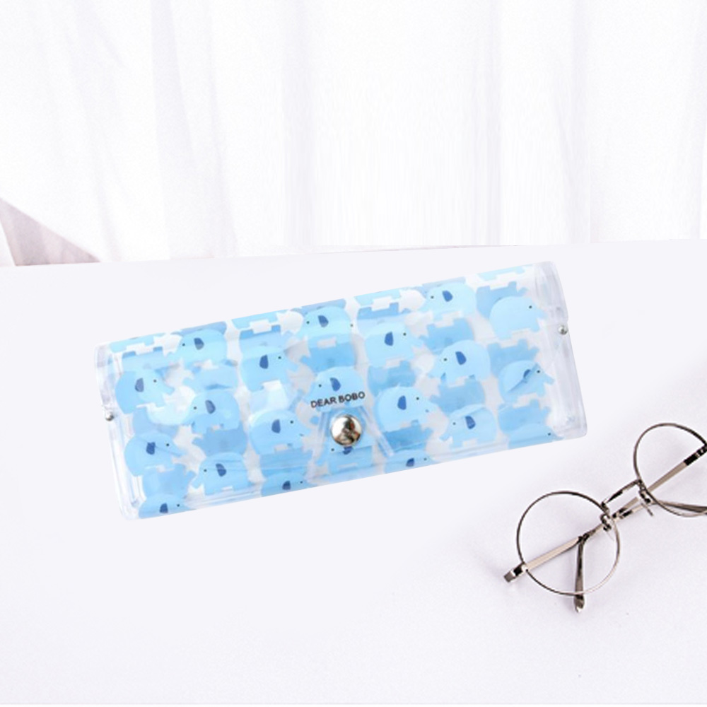 Eine transparente Hülle mit blauen Elefantenmustern, eine runde Brille und ein weißer Hintergrund.