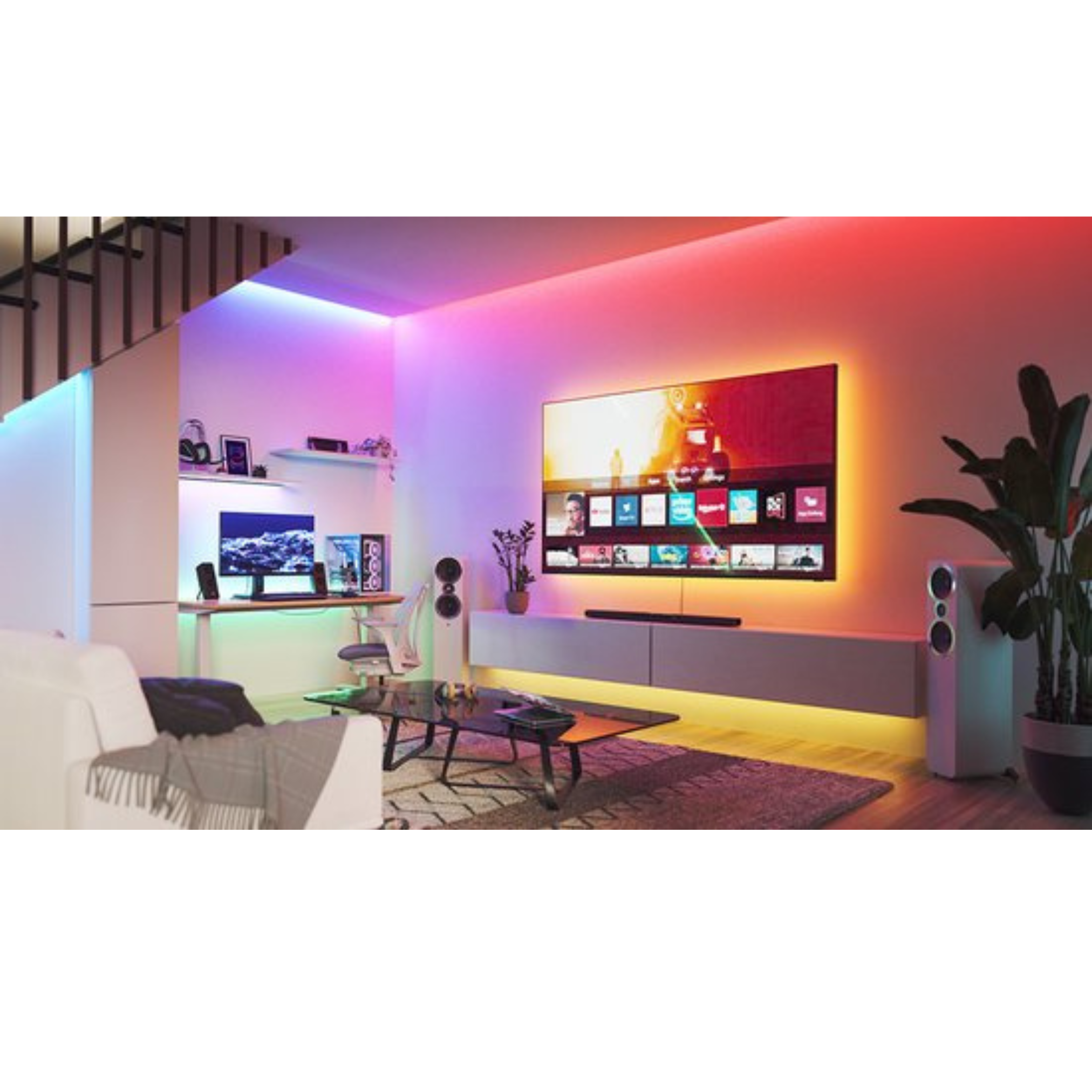 Un moderno soggiorno con una grande TV, configurazione desktop e illuminazione ambientale colorata. Presenta divano, tavolino e tappeto.