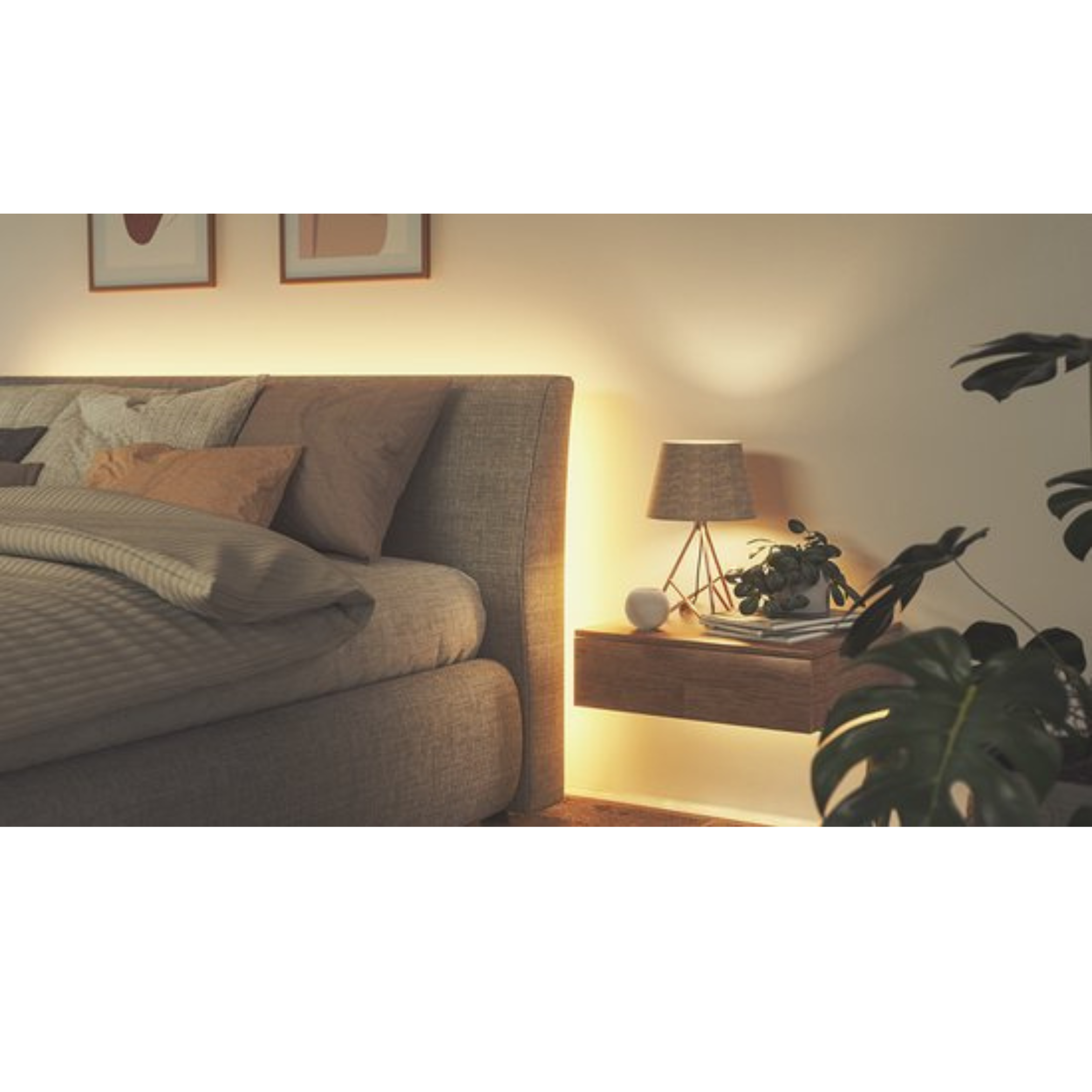 Camera da letto con letto, comodino, lampada e pianta. Illuminazione calda. Tavolozza neutra.