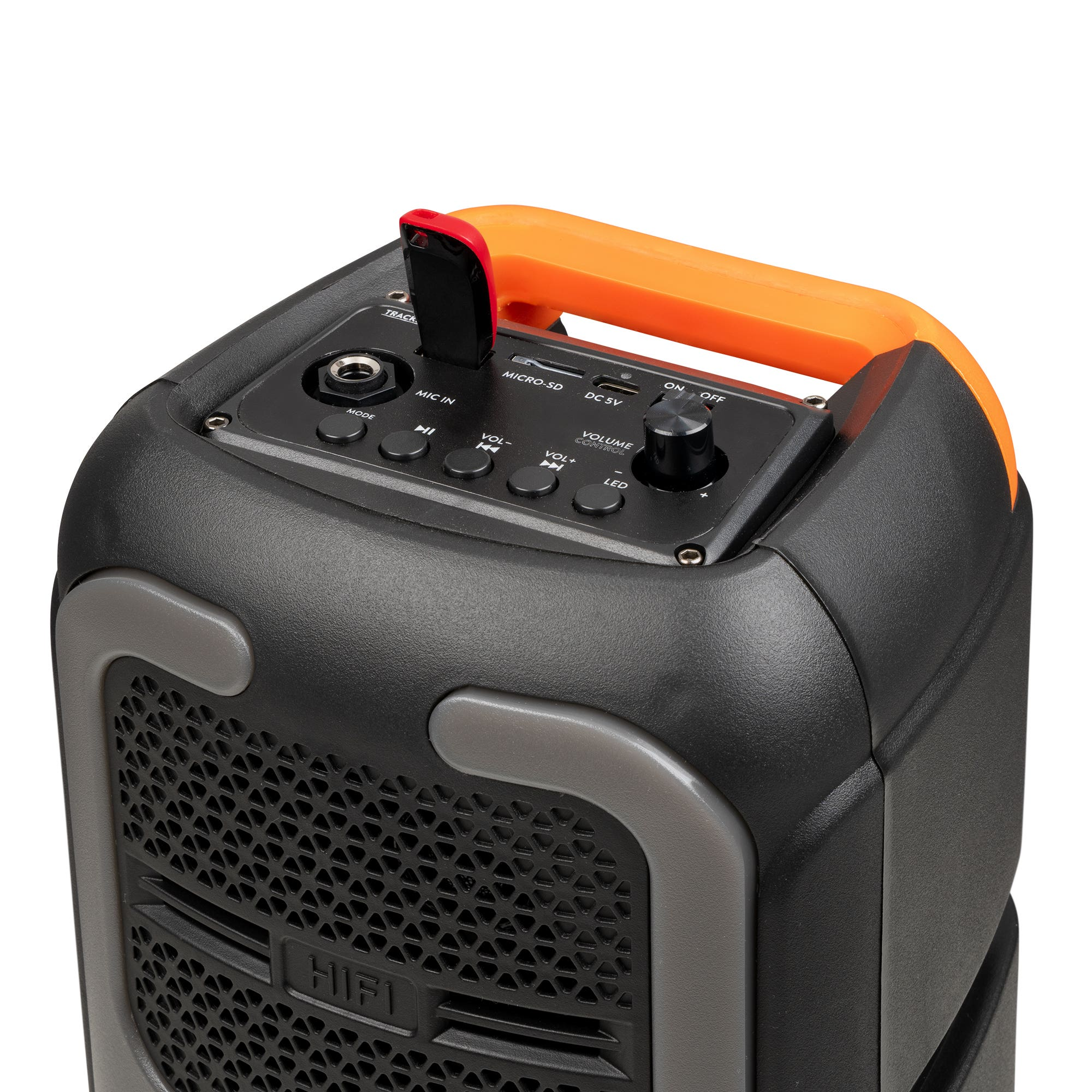 Altavoz negro con asa naranja. Cuenta con botones, puertos y control de volumen. Una unidad USB insertada.