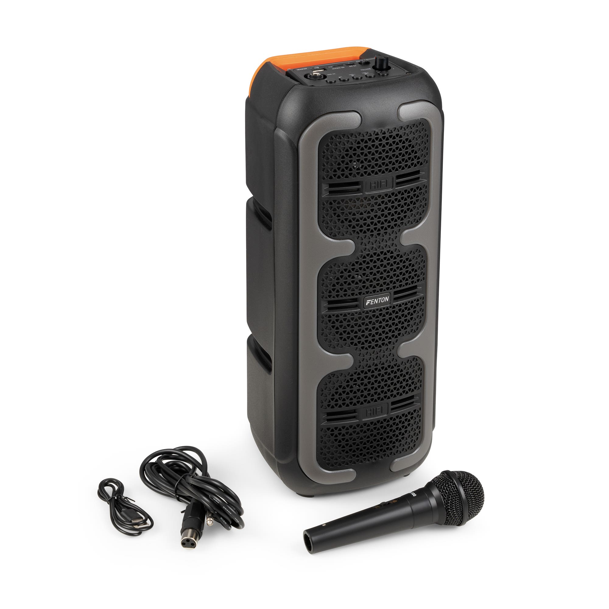 Un altavoz negro con detalles grises, una parte superior naranja, un micrófono y cables sobre una superficie blanca.