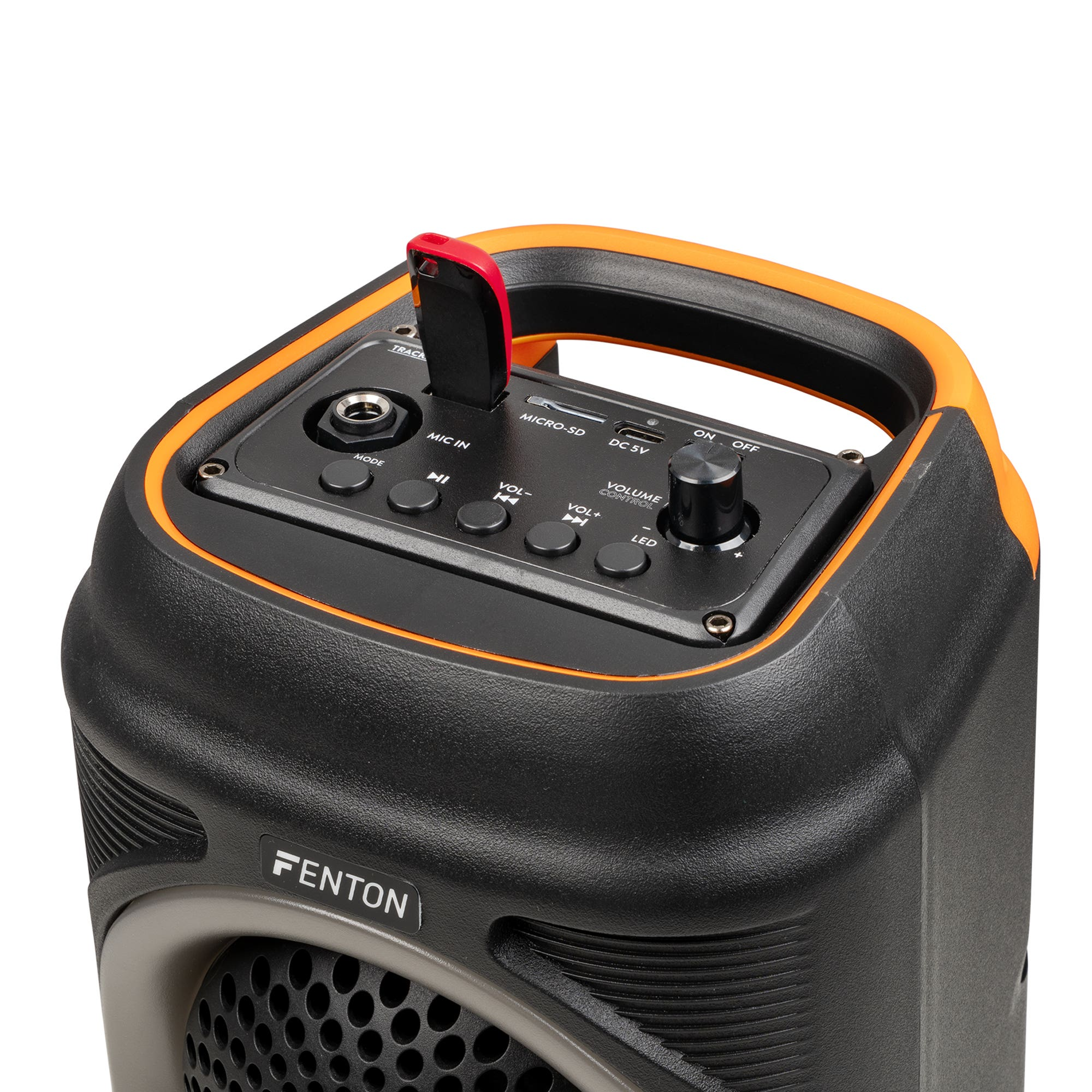 Se muestra un altavoz Fenton negro y naranja. Tiene botones de control, un asa y una entrada de micrófono.