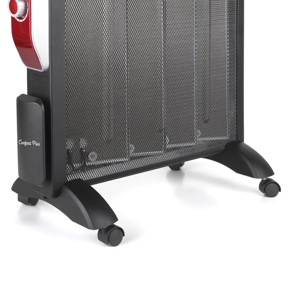 Un termoventilatore elettrico nero con la parte superiore rossa. Ha una parte anteriore a rete, ruote e un'etichetta 'Comfort Plus'.