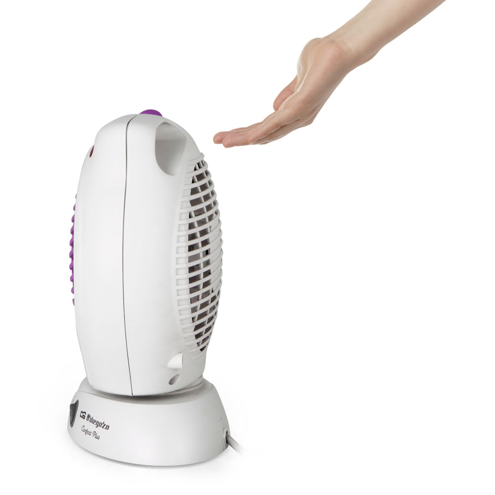 Un calefactor eléctrico blanco y morado con una mano que se extiende hacia él. El calefactor está sobre una superficie blanca.