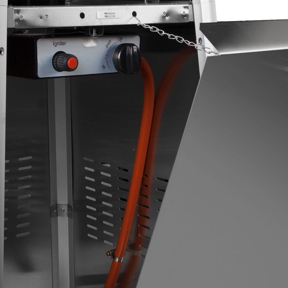 Primer plano del panel de control de una parrilla. Se ven la perilla roja del encendedor y la perilla negra del gas. Manguera de gas naranja.