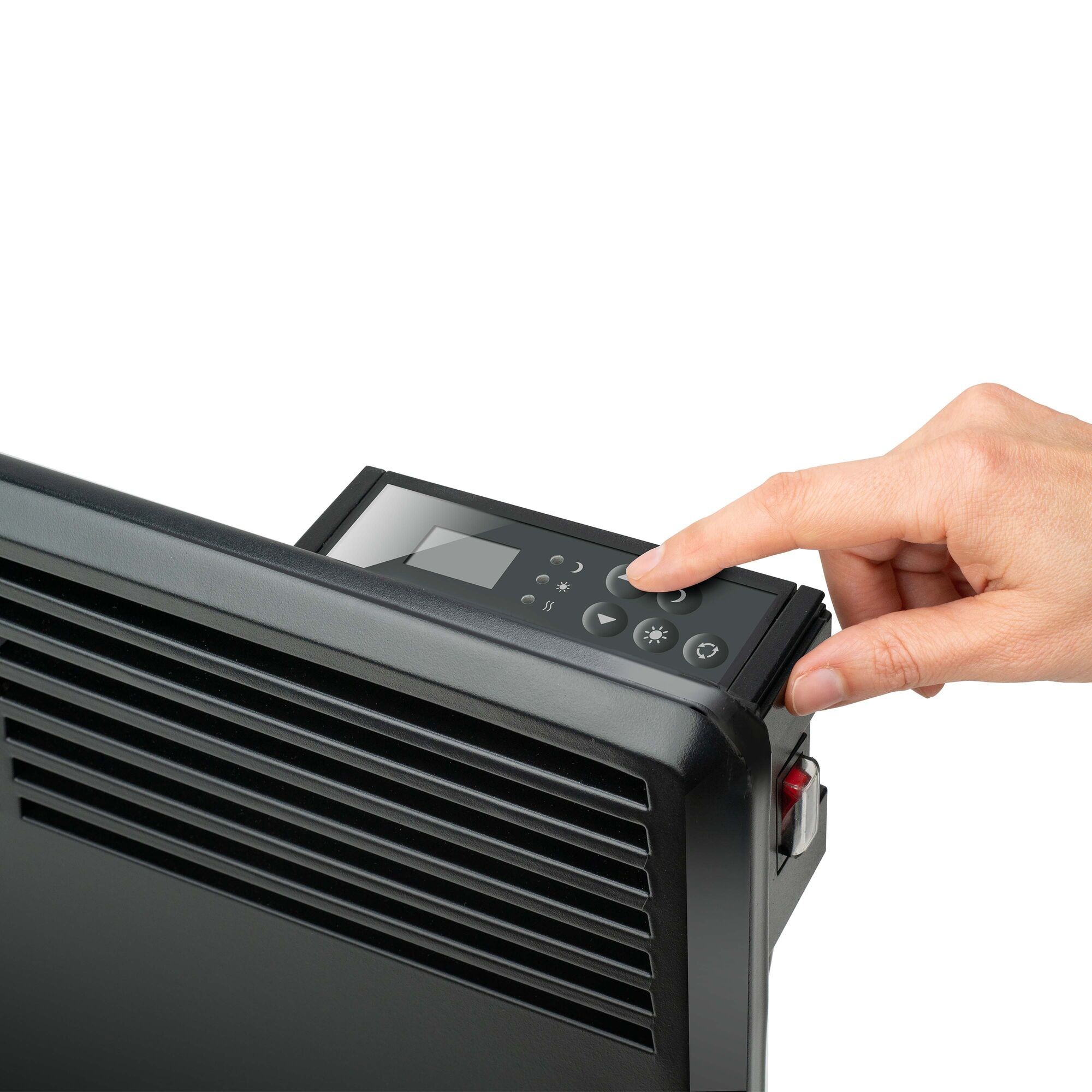 Eine Hand drückt eine Taste auf dem Bedienfeld eines schwarzen Elektroheizers. Der Heizkörper ist schwarz.