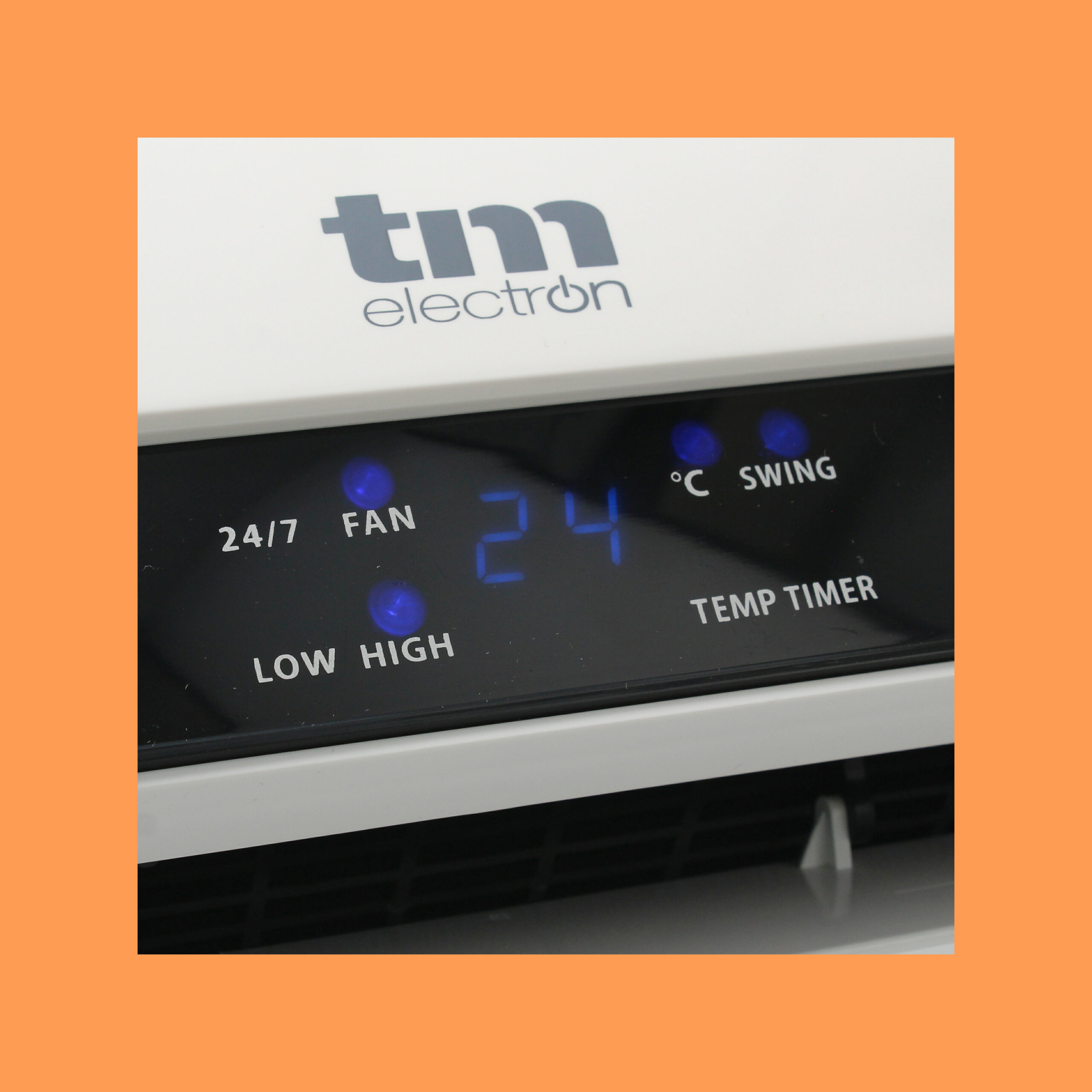 Nahaufnahme des Klimaanlagen-Displays mit 24°C. Text beinhaltet Lüfter, Swing und Timer Optionen.