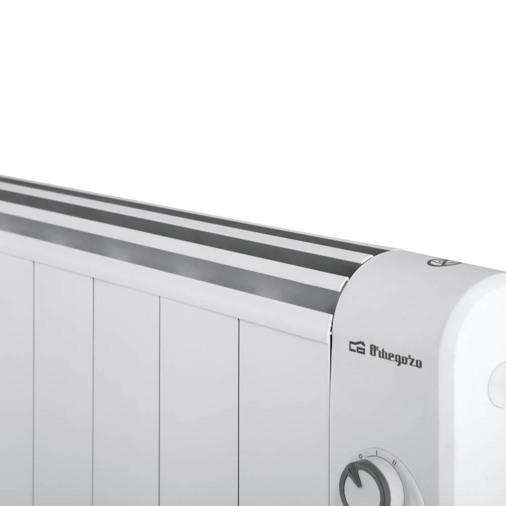 Un calefactor eléctrico blanco con una perilla de control y el logotipo de la marca, Orbegozo. Tiene rayas grises horizontales en la parte superior y paneles verticales.