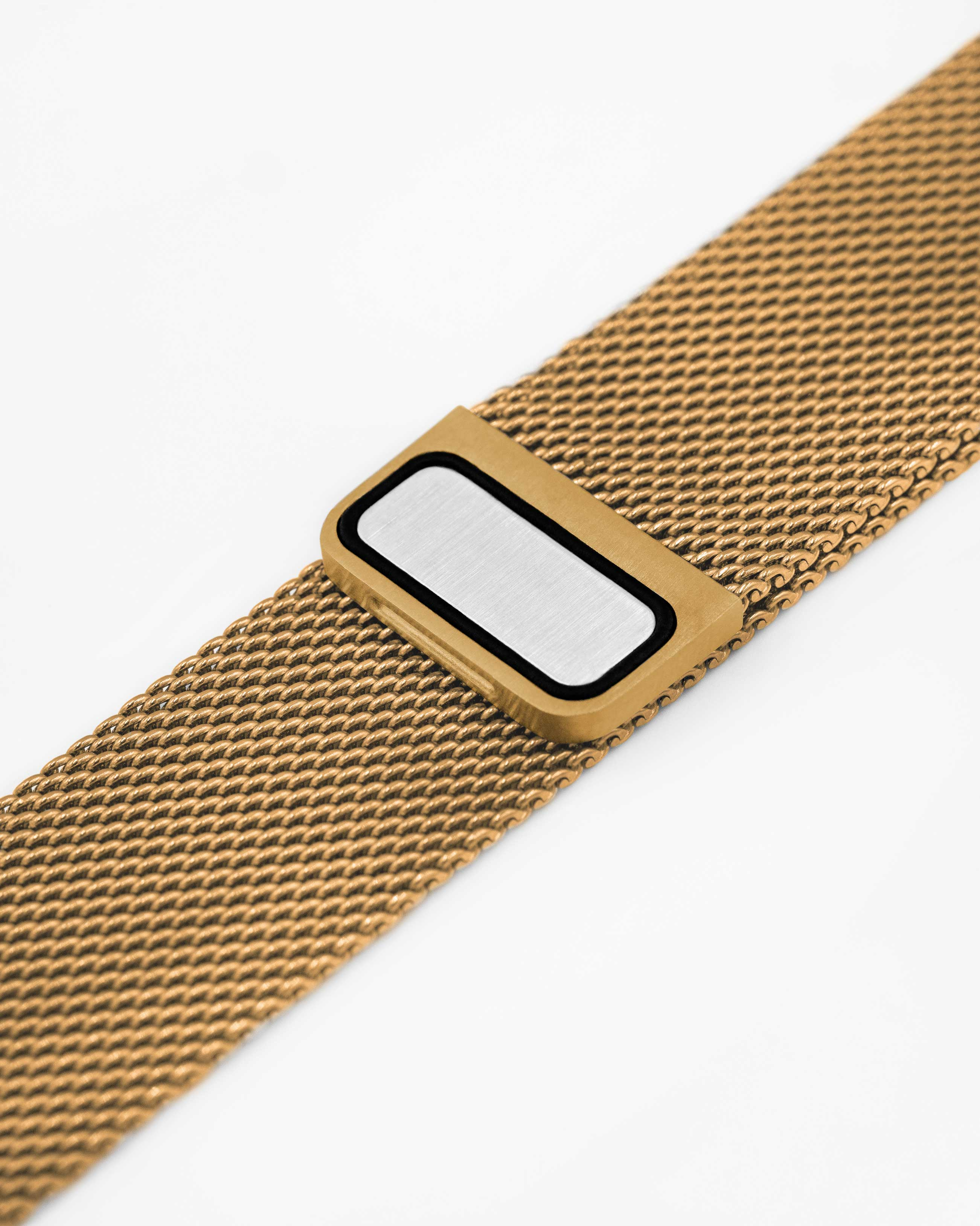 Nahaufnahme eines goldfarbenen Mesh-Uhrenarmbands mit einer silbernen Schnalle auf weißem Hintergrund.