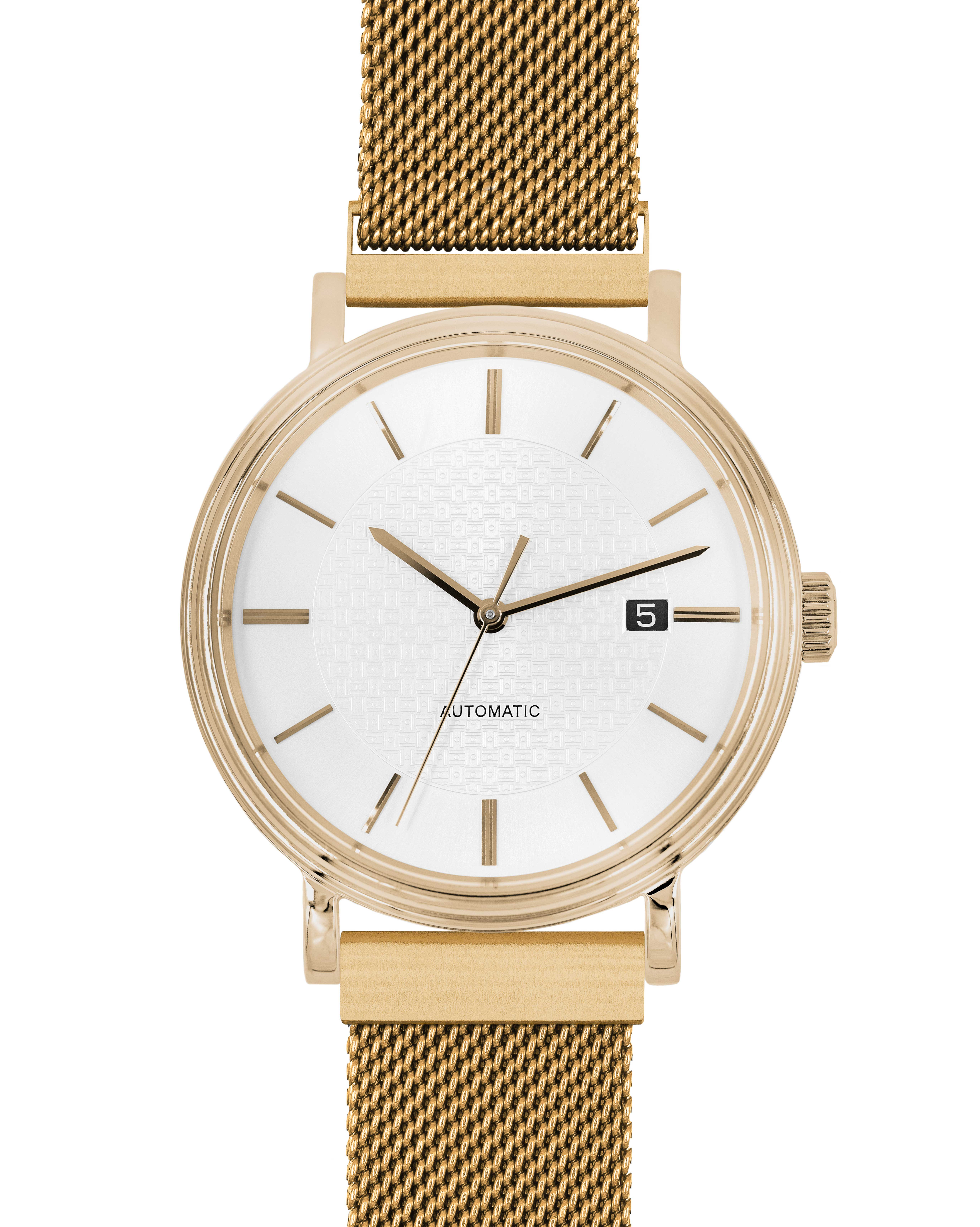 Eine goldene Armbanduhr mit weißem Zifferblatt, goldenen Zeigern und Datumsfenster. Das Armband ist goldenes Mesh.