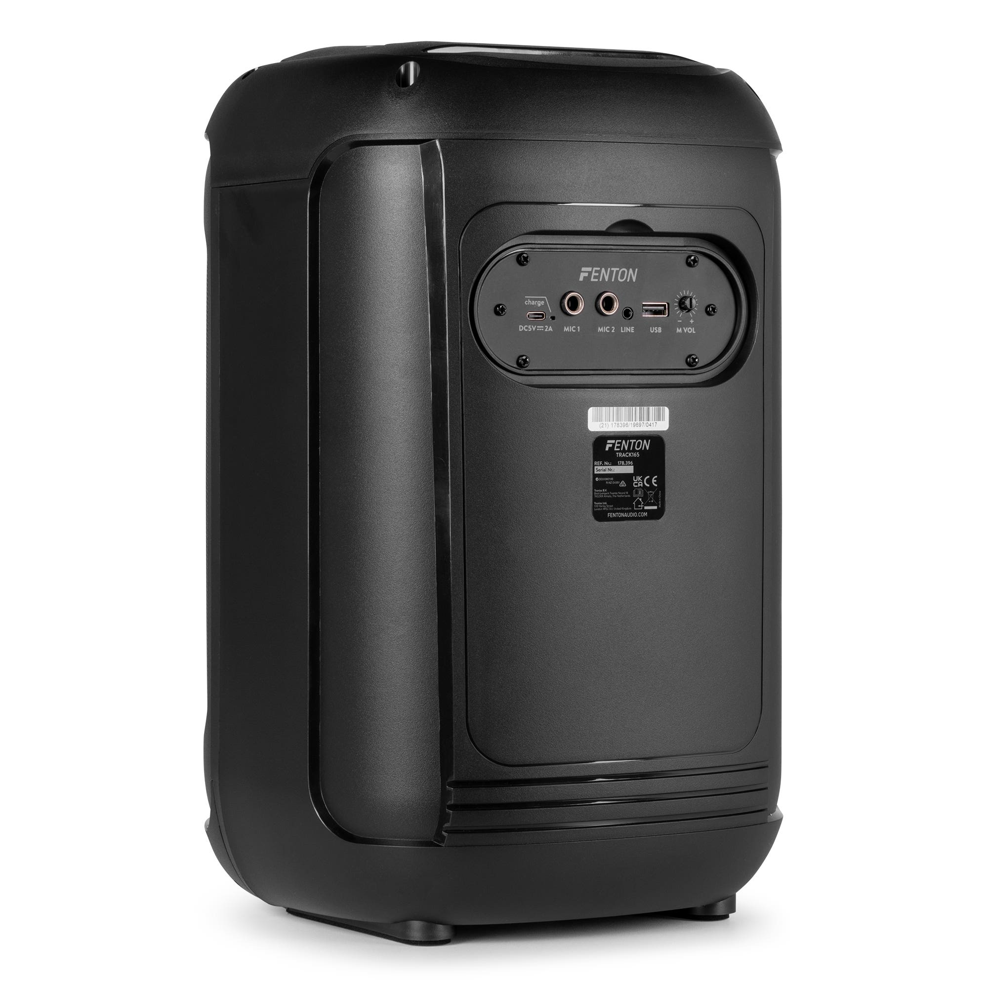 Altavoz Fenton negro. Tiene múltiples puertos de entrada y un panel de control. El altavoz está sobre una superficie blanca.