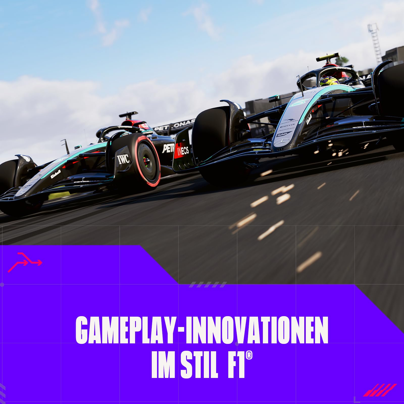 Zwei Formel-1-Autos rasen auf einer Rennstrecke. Die Autos sind schwarz mit Sponsorenlogos. Unten befindet sich ein lila Banner.