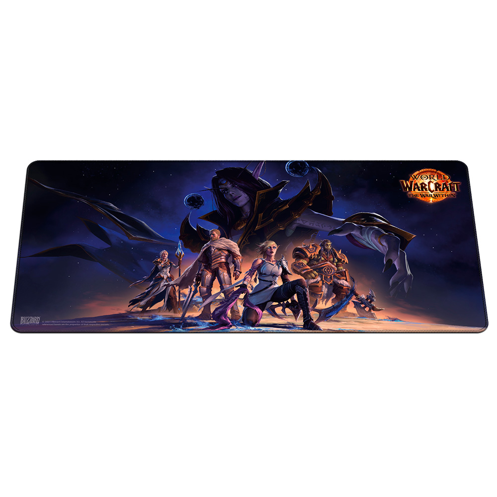 World of Warcraft Mauspad. Zeigt mehrere Charaktere und das Logo des Spiels. Dunkelblauer Hintergrund mit Figuren in der Mitte.