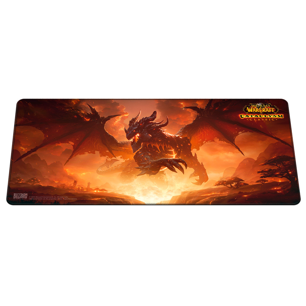 Ein Drache mit roten Flügeln und feurigen Details auf einem Mauspad, mit dem World of Warcraft Cataclysm Logo. Oranger Hintergrund.