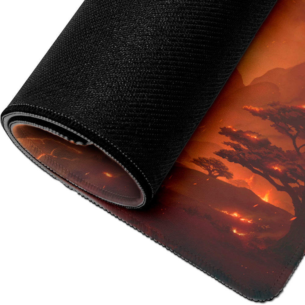 Eine aufgerollte Mauspads mit einem feurigen Landschaftsdesign. Das Pad hat eine schwarze, strukturierte Unterseite und eine detaillierte, orangefarbene Szene.