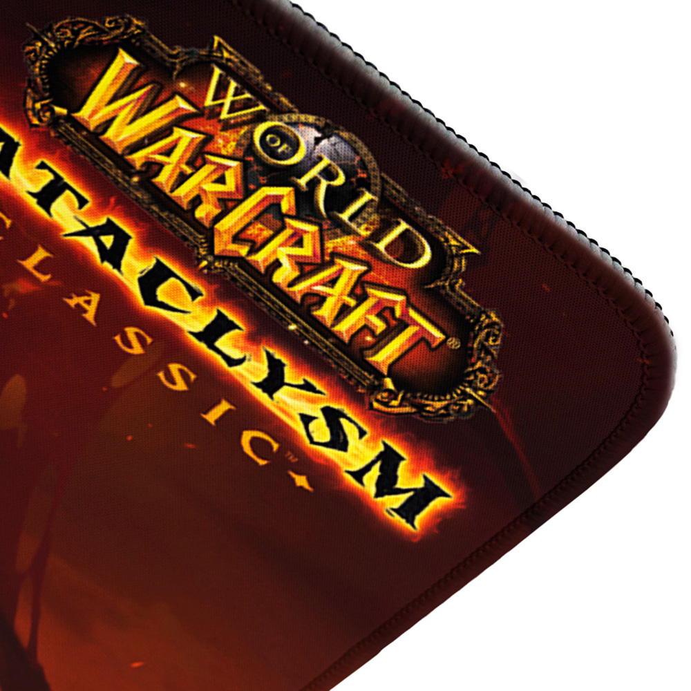 World of Warcraft: Cataclysm Classic Mauspad. Das Logo ist goldfarben auf dunkelrotem Hintergrund. Der Rand ist schwarz.