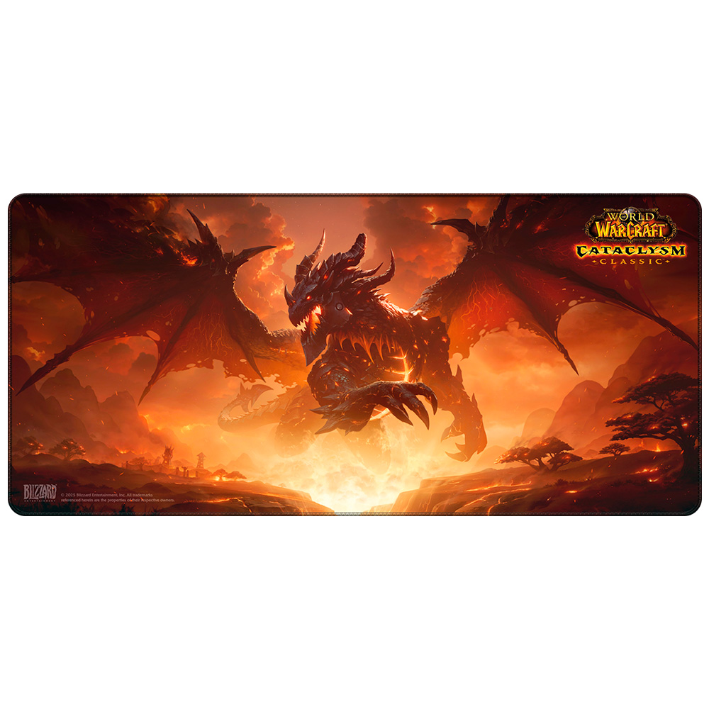Ein roter Drache mit großen Flügeln dominiert einen orangefarbenen, feurigen Hintergrund. Das Logo von World of Warcraft: Cataclysm ist sichtbar.