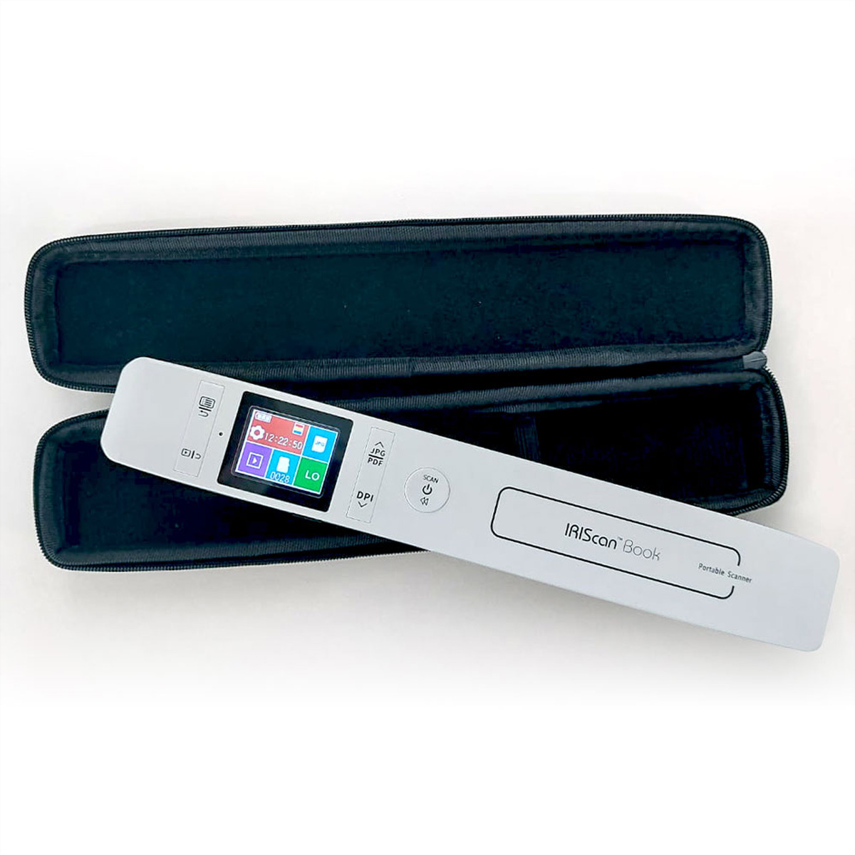 Ein weißer IRIScan Book-Scanner ist geöffnet, mit eingeschaltetem Bildschirm, neben einem schwarzen Etui, auf weißem Hintergrund.