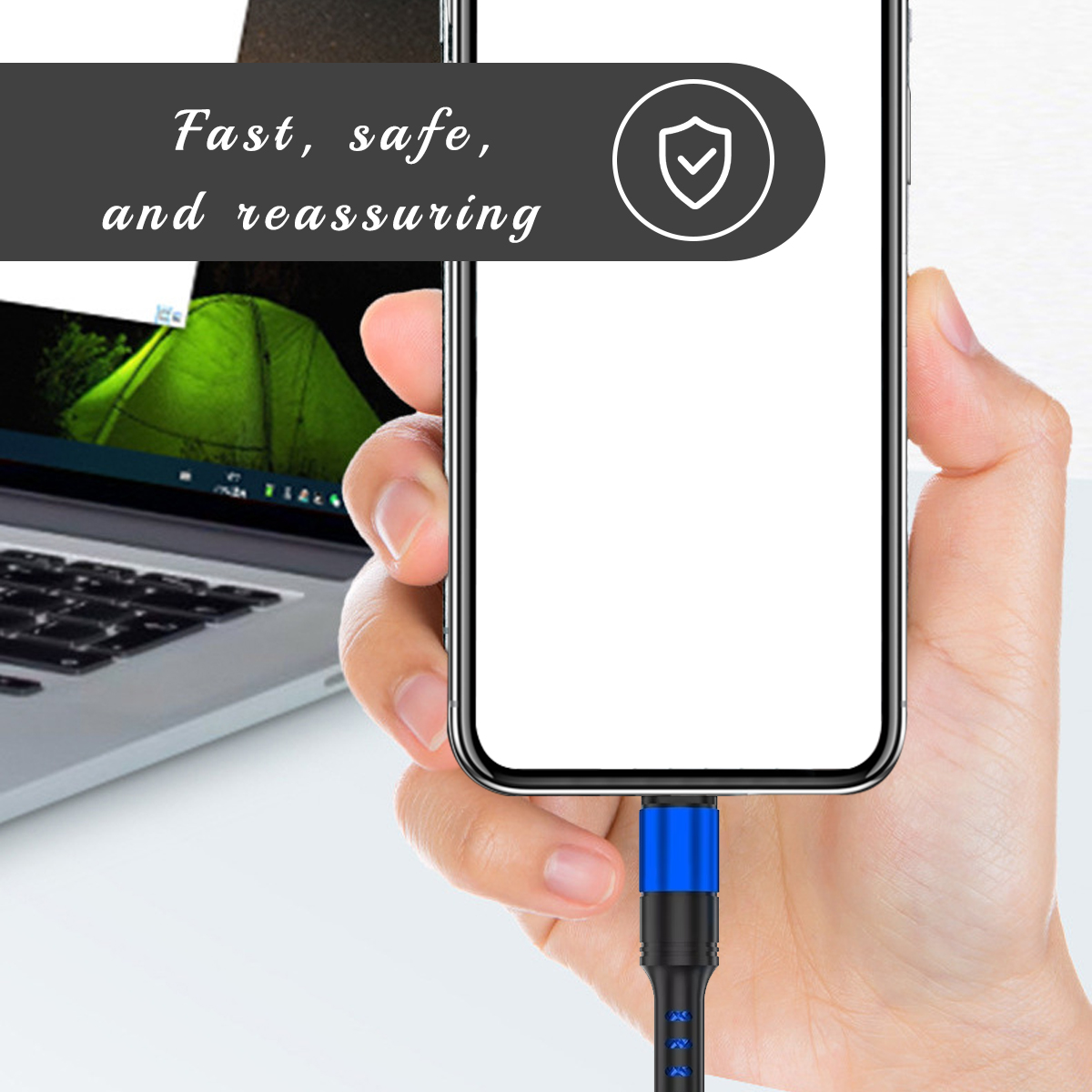 Hand hält ein Telefon mit angeschlossenem Ladekabel. Text: 'Schnell, sicher und beruhigend'. Im Hintergrund ist ein Laptop zu sehen.