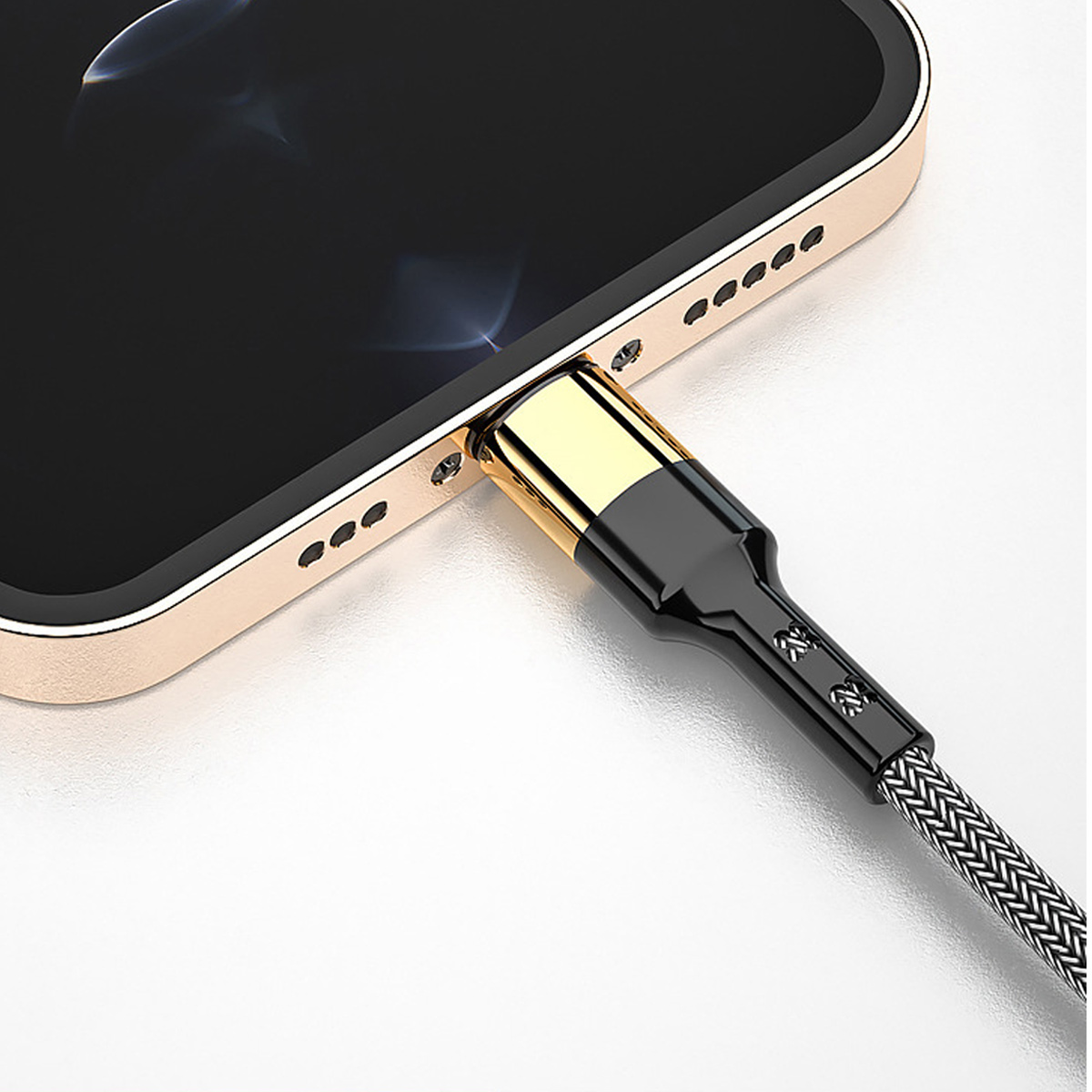 Ein Telefon wird mit einem schwarz-goldenen Kabel aufgeladen. Das Telefon ist schwarz und gold. Der Hintergrund ist weiß.