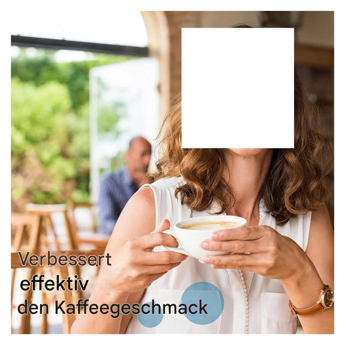 Frau hält Kaffeetasse. Verschwommener Mann im Hintergrund. Text links: Verbessert effektiv den Kaffeegeschmack.