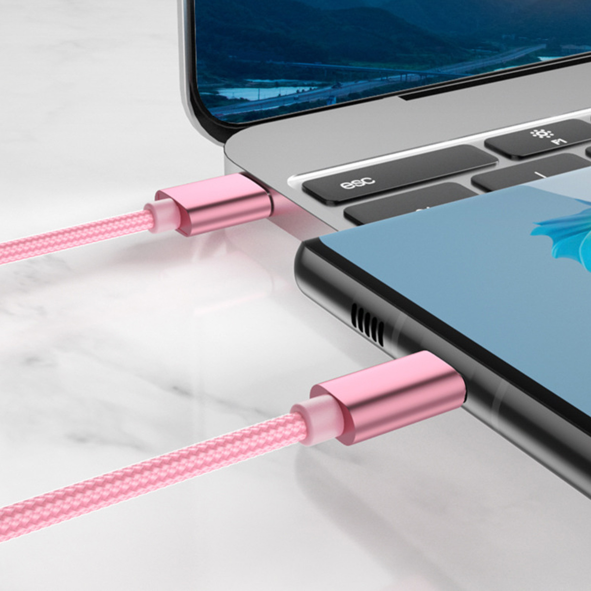 Ein Telefon und ein Laptop sind über rosa Ladekabel verbunden. Das Telefon hat einen blauen Bildschirm, und der Laptop ist geöffnet.