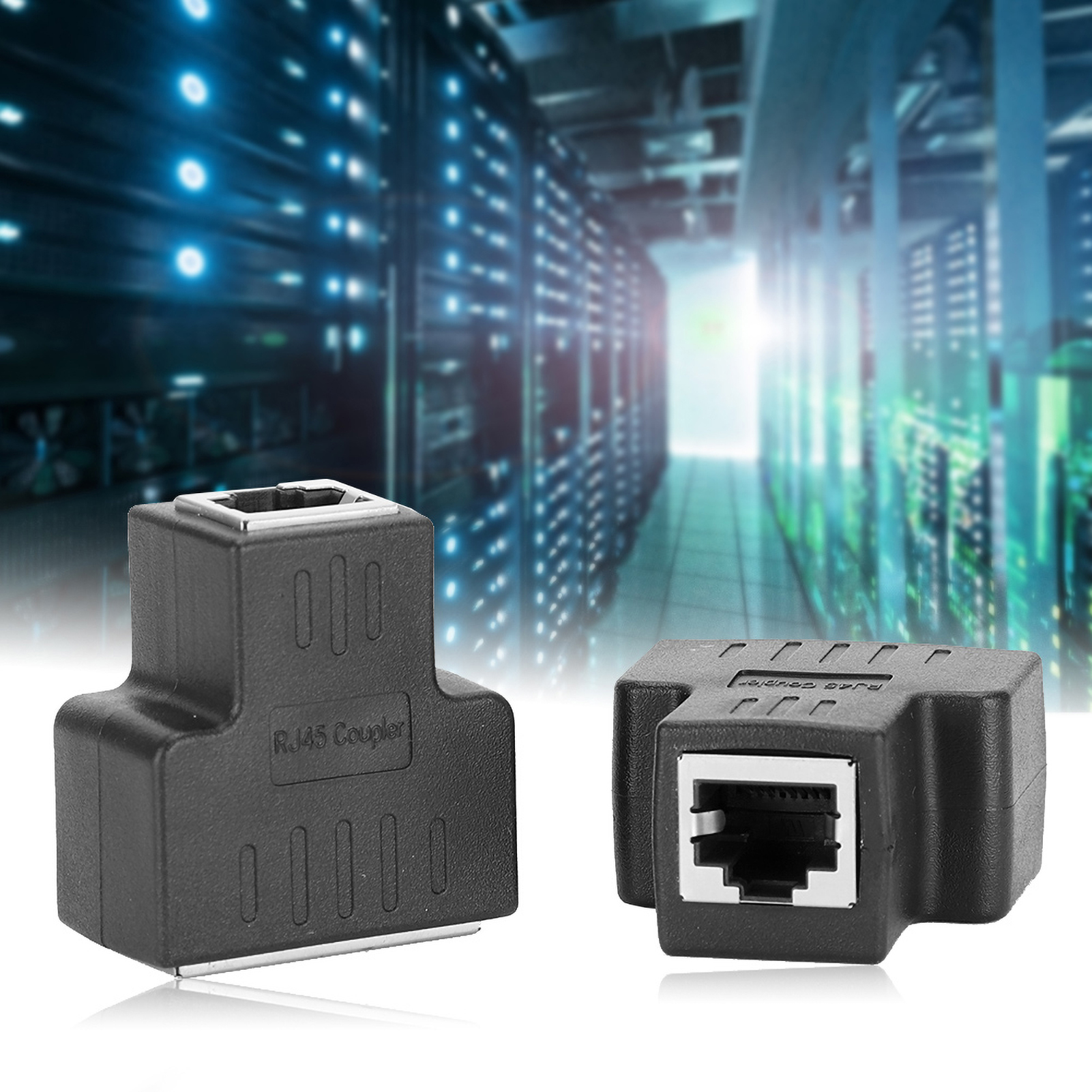 Zwei schwarze RJ45-Kupplungsadapter werden angezeigt. Der Hintergrund zeigt einen Serverraum mit verschwommenen Servern.