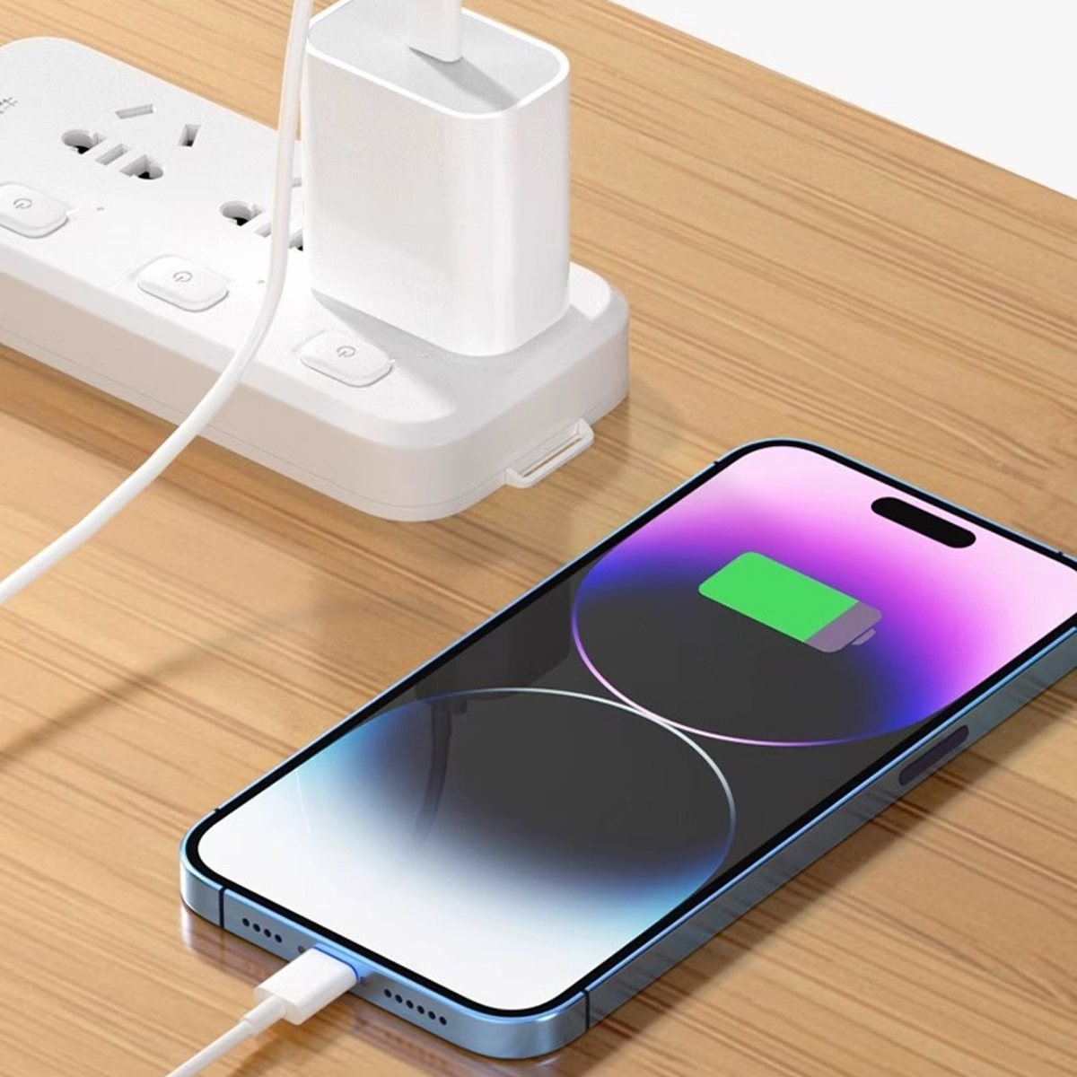 Ein Telefon wird geladen, mit einem grünen Batteriesymbol. Ein weißes Ladegerät ist an einer Steckdosenleiste angeschlossen.