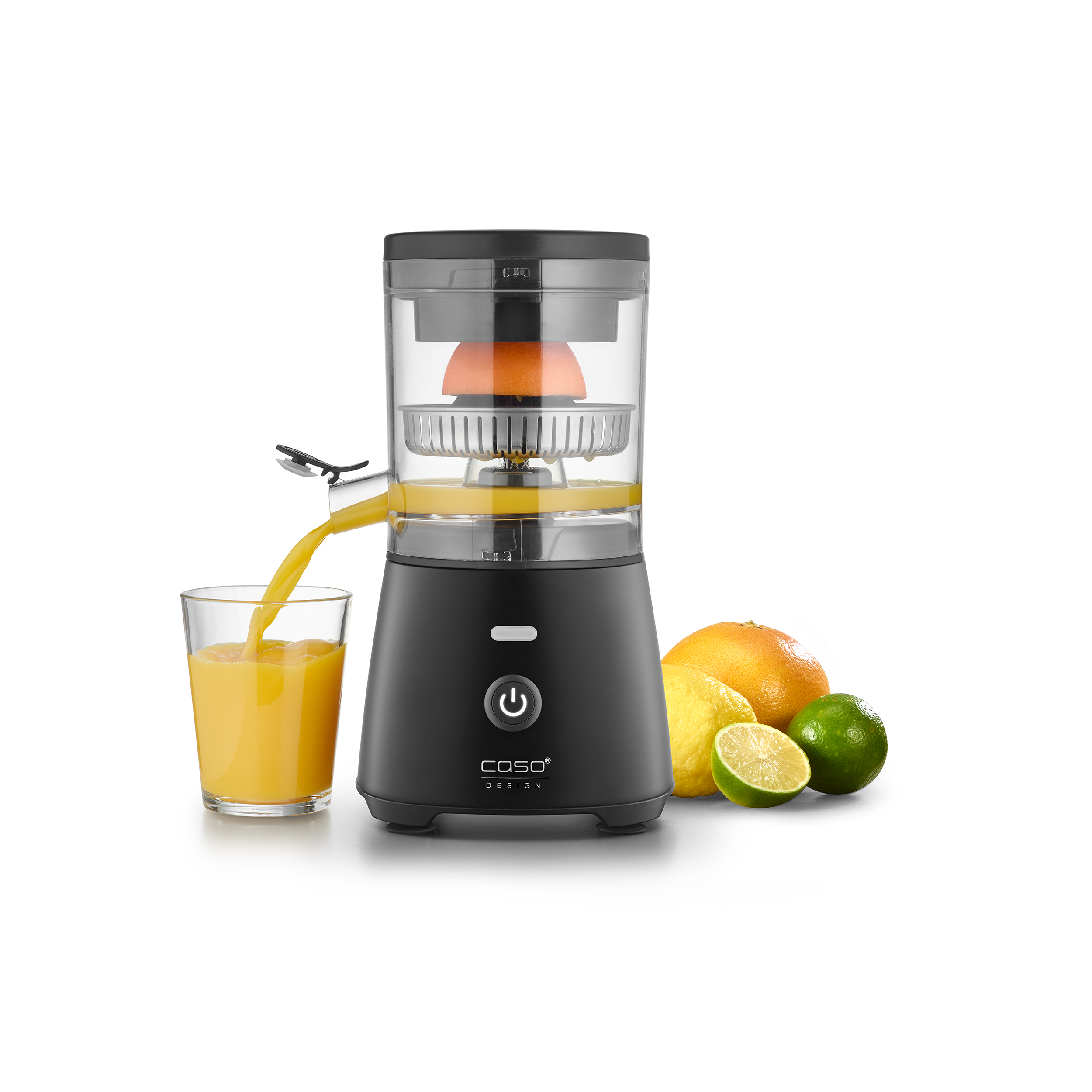 Spremiagrumi nero con arancia, bicchiere di succo e frutta come pompelmo, limone e lime. Il succo scorre.