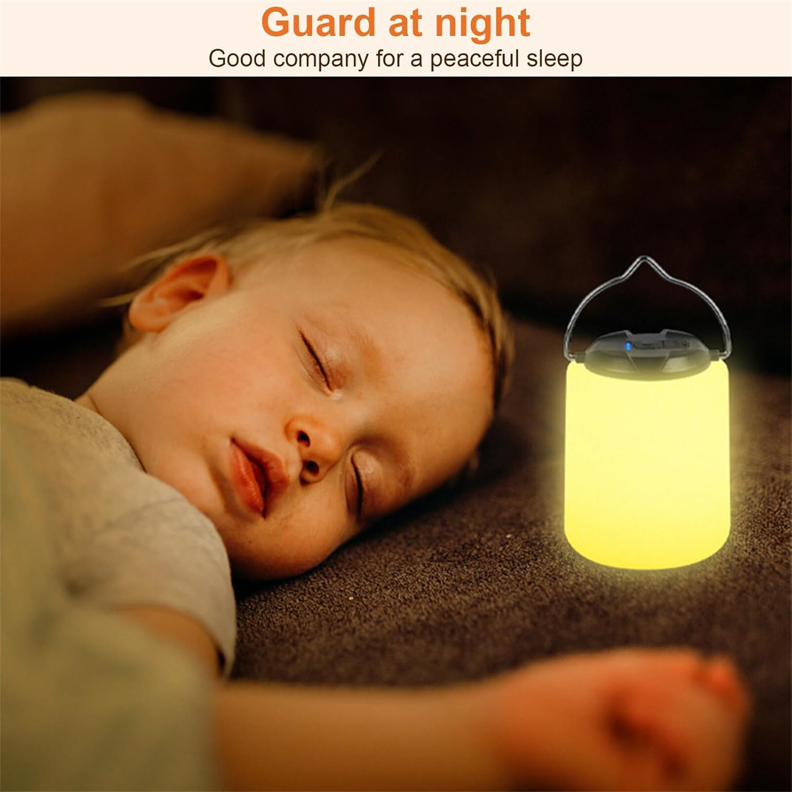 Ein schlafendes Kind mit geschlossenen Augen neben einer leuchtend gelben Lampe auf dunkler brauner Oberfläche.