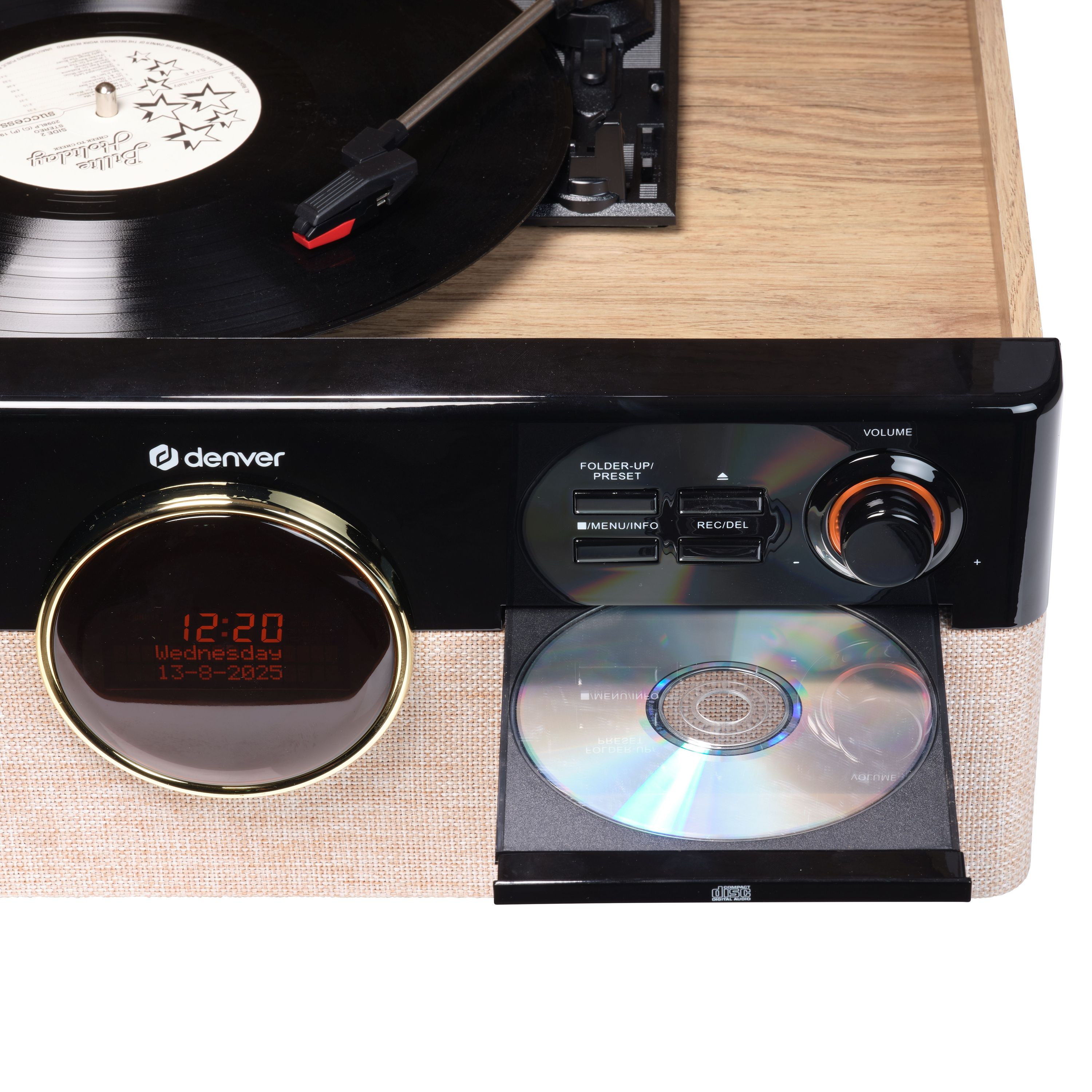Ein Plattenspieler mit einer Schallplatte. Er hat einen CD-Player und eine Digitaluhr mit Datum und Uhrzeit.