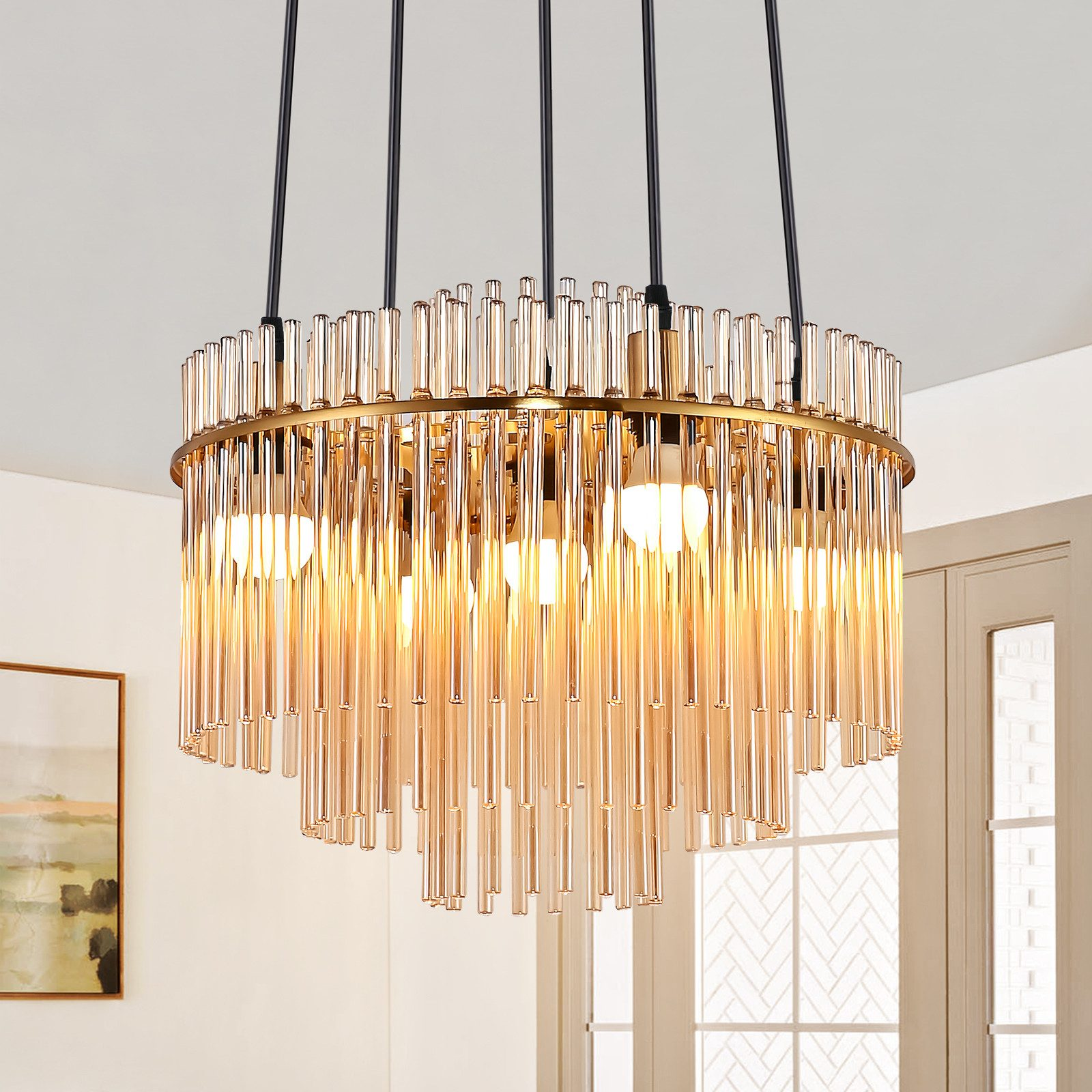 Un lampadario moderno con molte aste di vetro e luci. Pende dal soffitto.