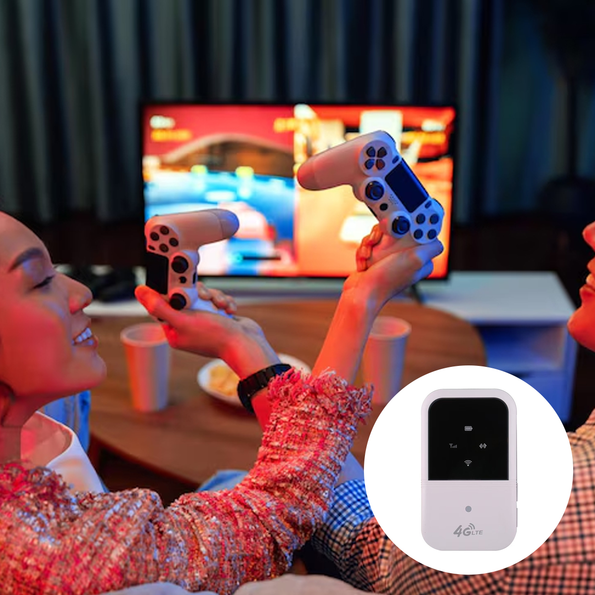 Zwei Personen halten Gamecontroller und schauen fern. Ein weißes Modem ist im Vordergrund. Snacks und Tassen stehen auf dem Tisch.