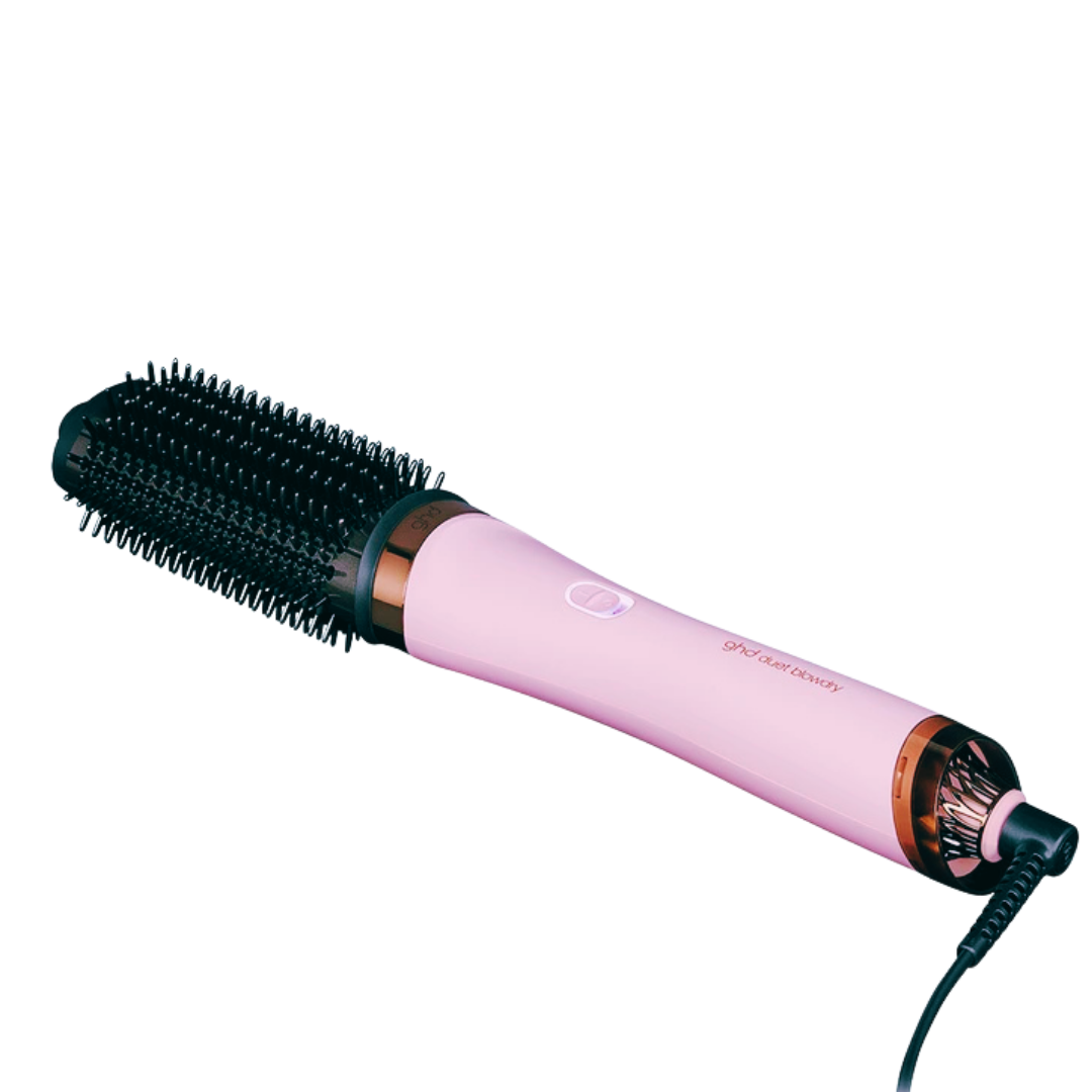 Eine rosa-bronze ghd Duett-Föhnbürste auf weißem Hintergrund. Sie hat schwarze Borsten und ein schwarzes Netzkabel.