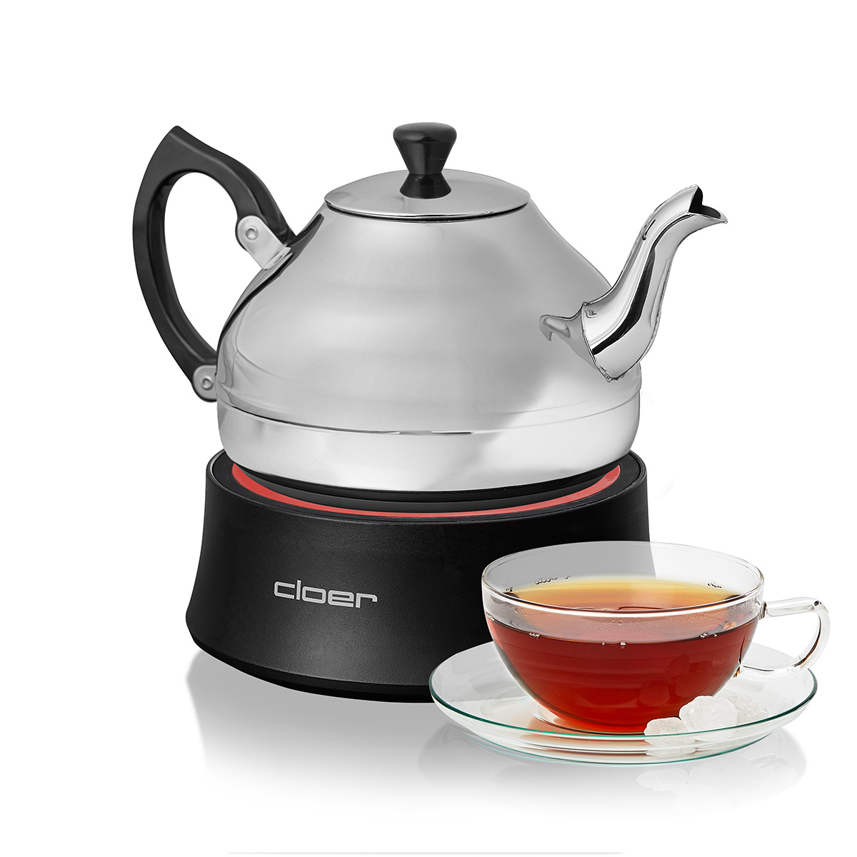 Ein Stahlkessel auf schwarzer Basis mit einer Tasse Tee, Untertasse und Zuckerwürfeln. Der Kessel hat einen schwarzen Griff und Deckel.